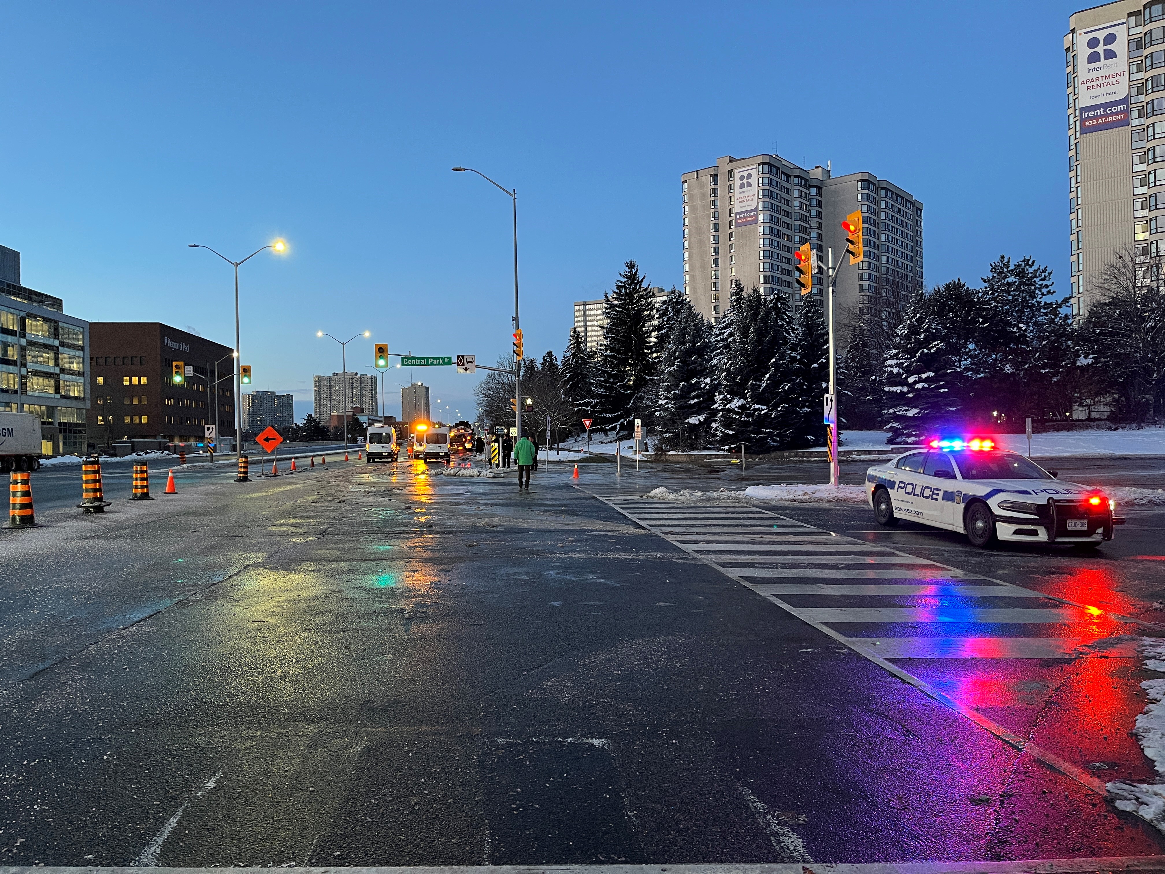 Екипи работят по ремонт на прекъсване на магистрален водопровод в