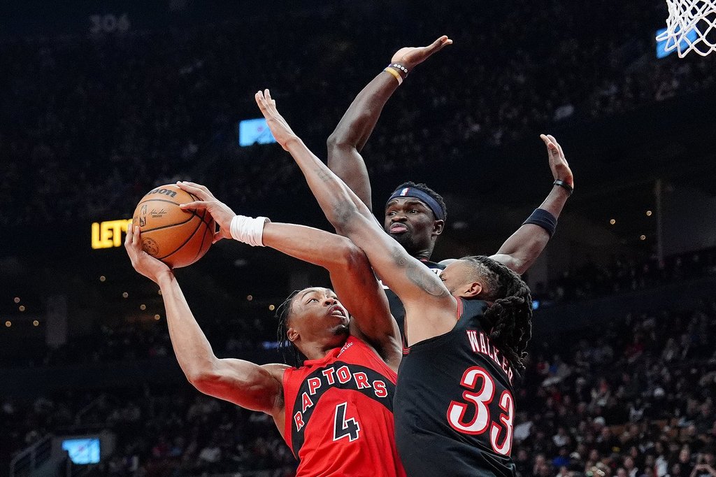 Barnes makes key free throw as Raptors top 76ers