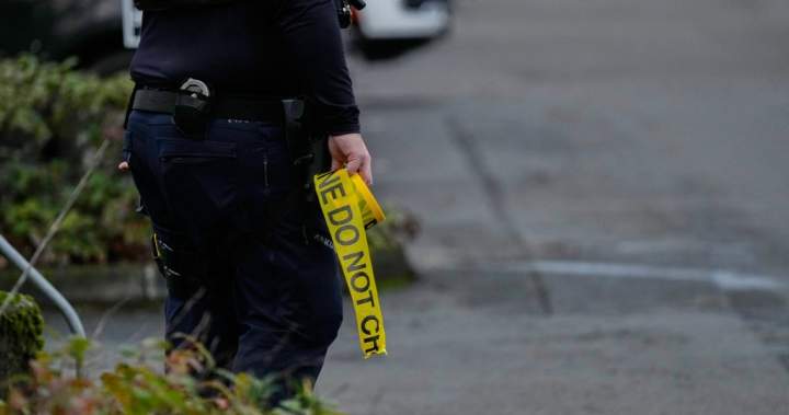 Федералните имиграционни служители застреляха и раниха двама души пред болница