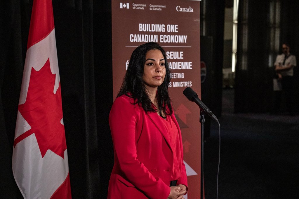 Б К Главният прокурор Ники Шарма чието министерство контролира ICBC