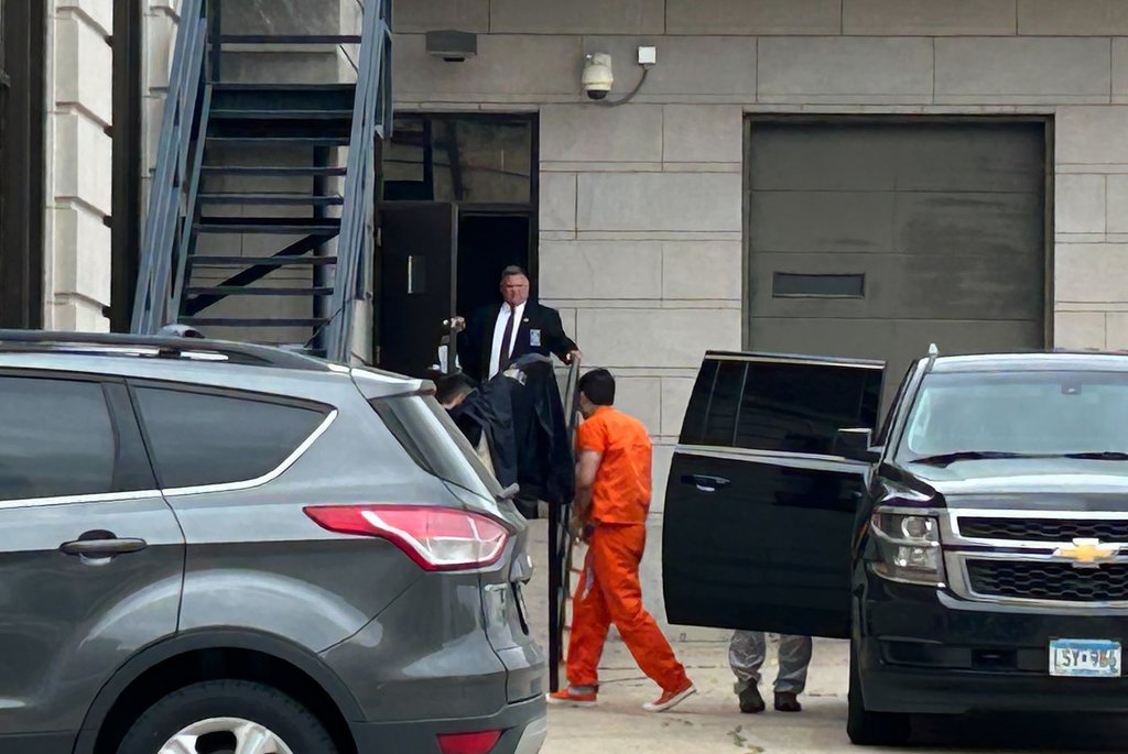 Мъж, който обжалва присъди за контрабанда на хора, може да се представлява сам: съдия от САЩ