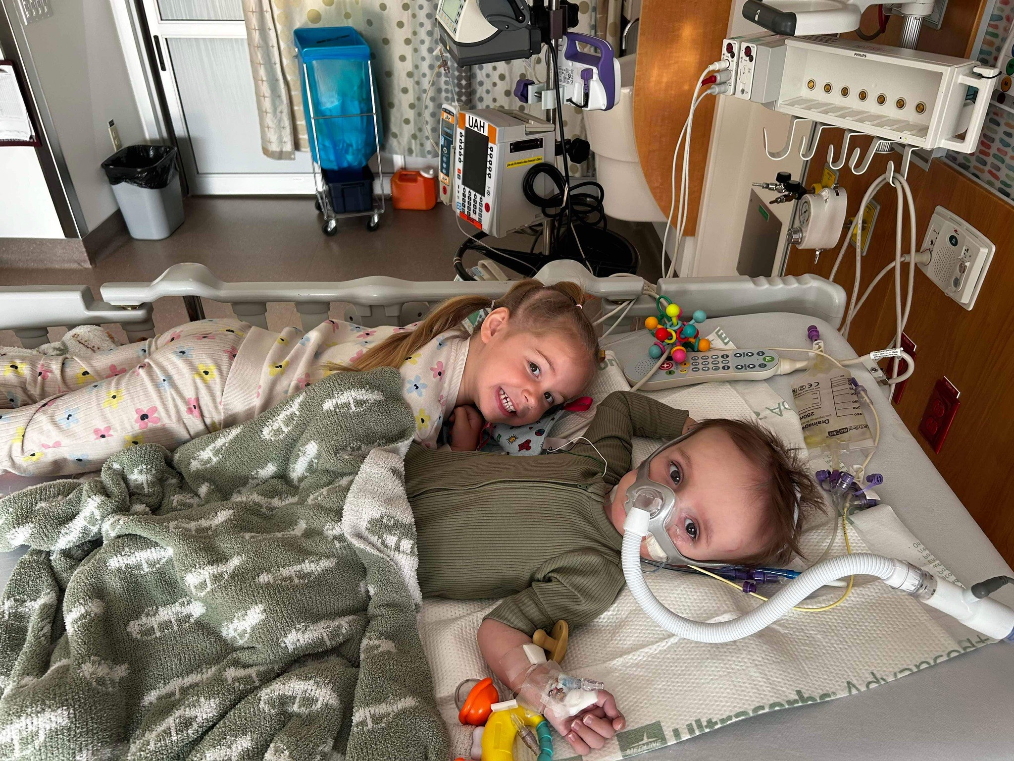 Две седмици преди Коледа през 2024 г семейство Томпсън се