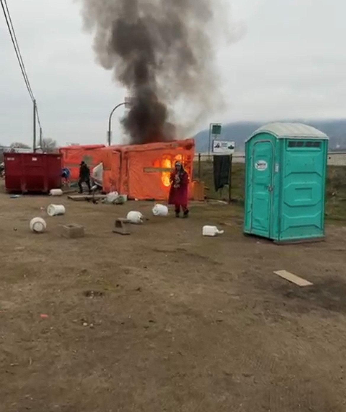 Верижната ограда е единствената пречка между представителство на тежкотоварни камиони