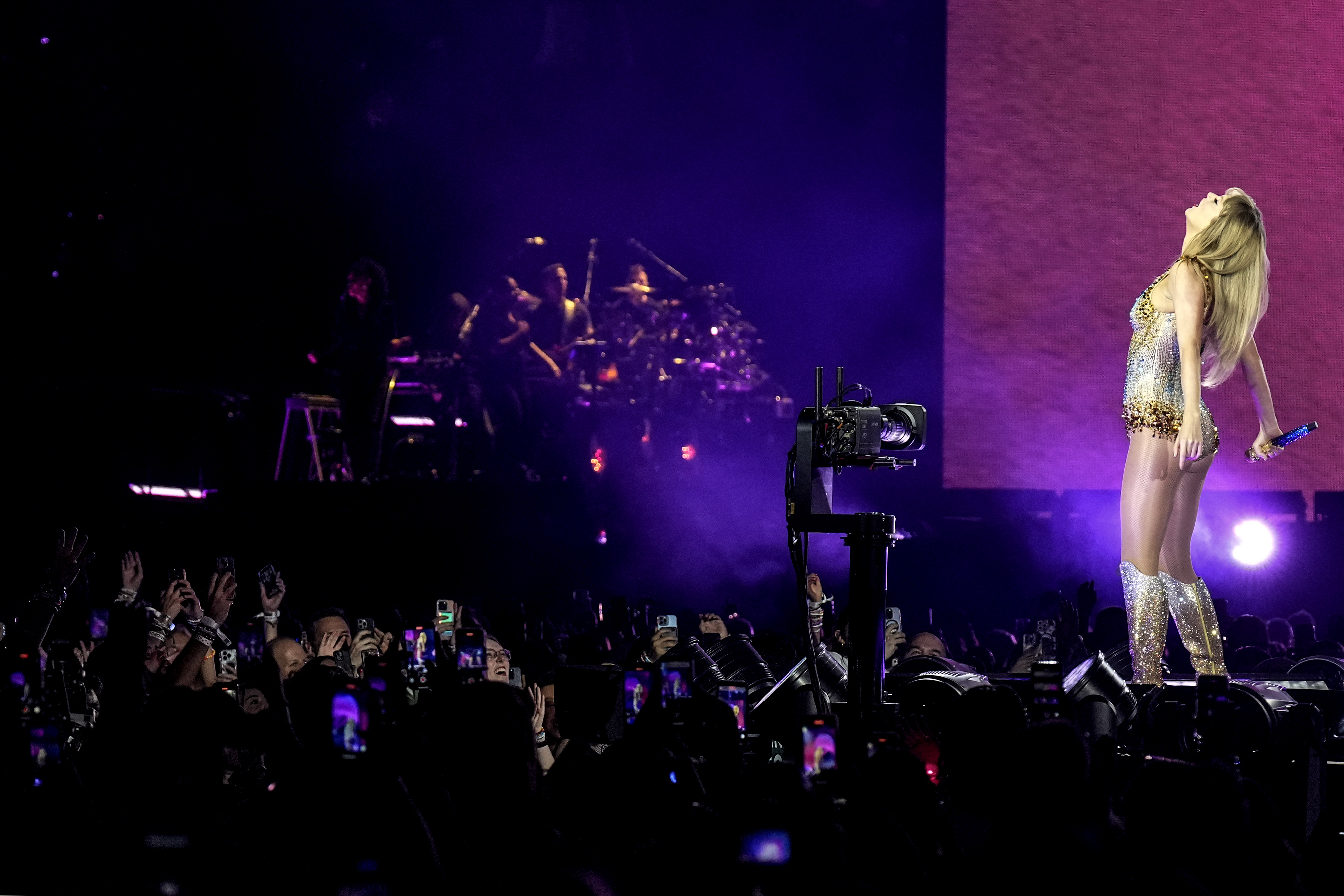 Федералното и провинциалните правителства събраха повече приходи от турнето Eras