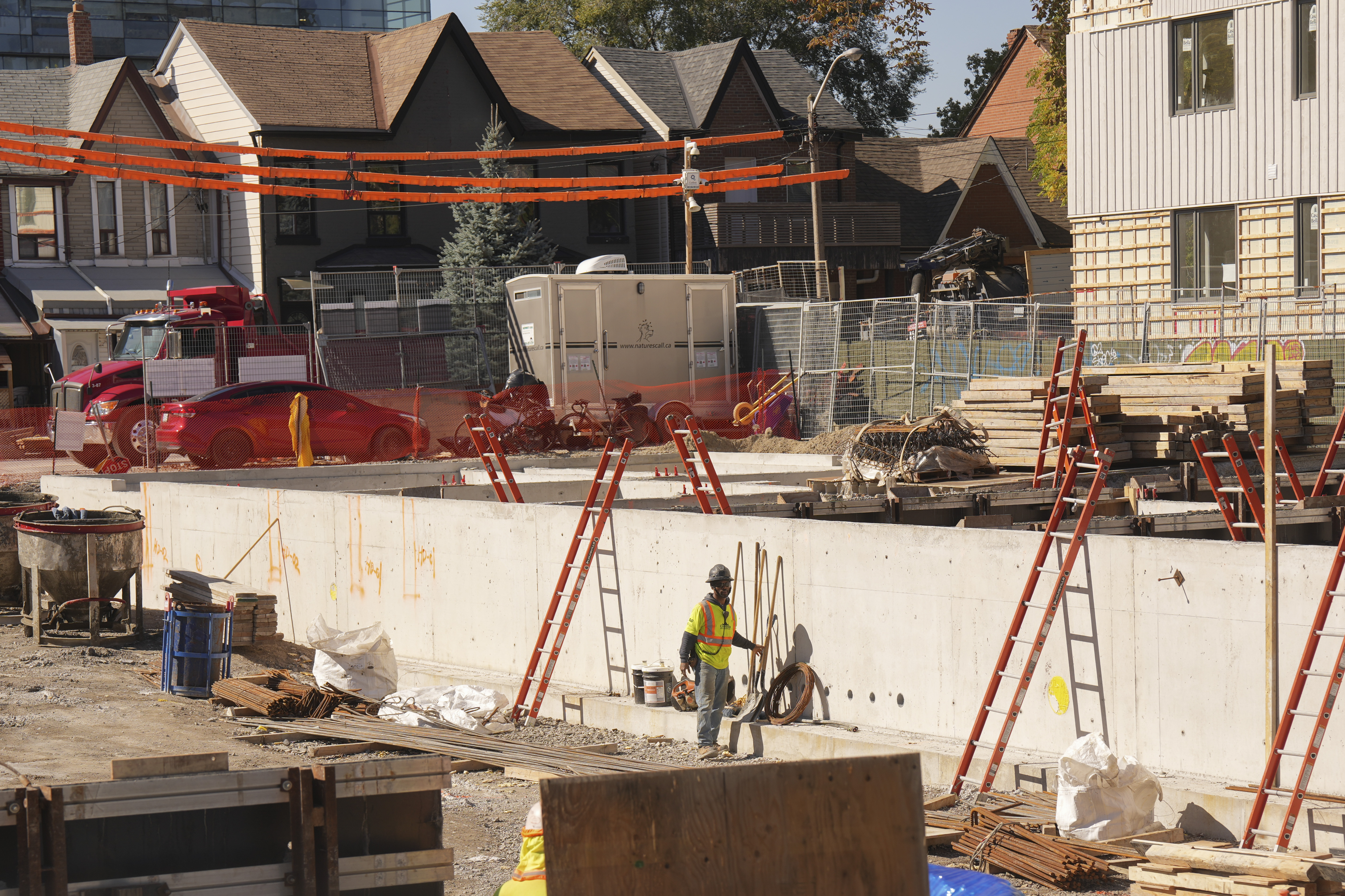 Правителството на Ford спира собствената си политика за достъпни жилища, наричайки я „бюрокрация“