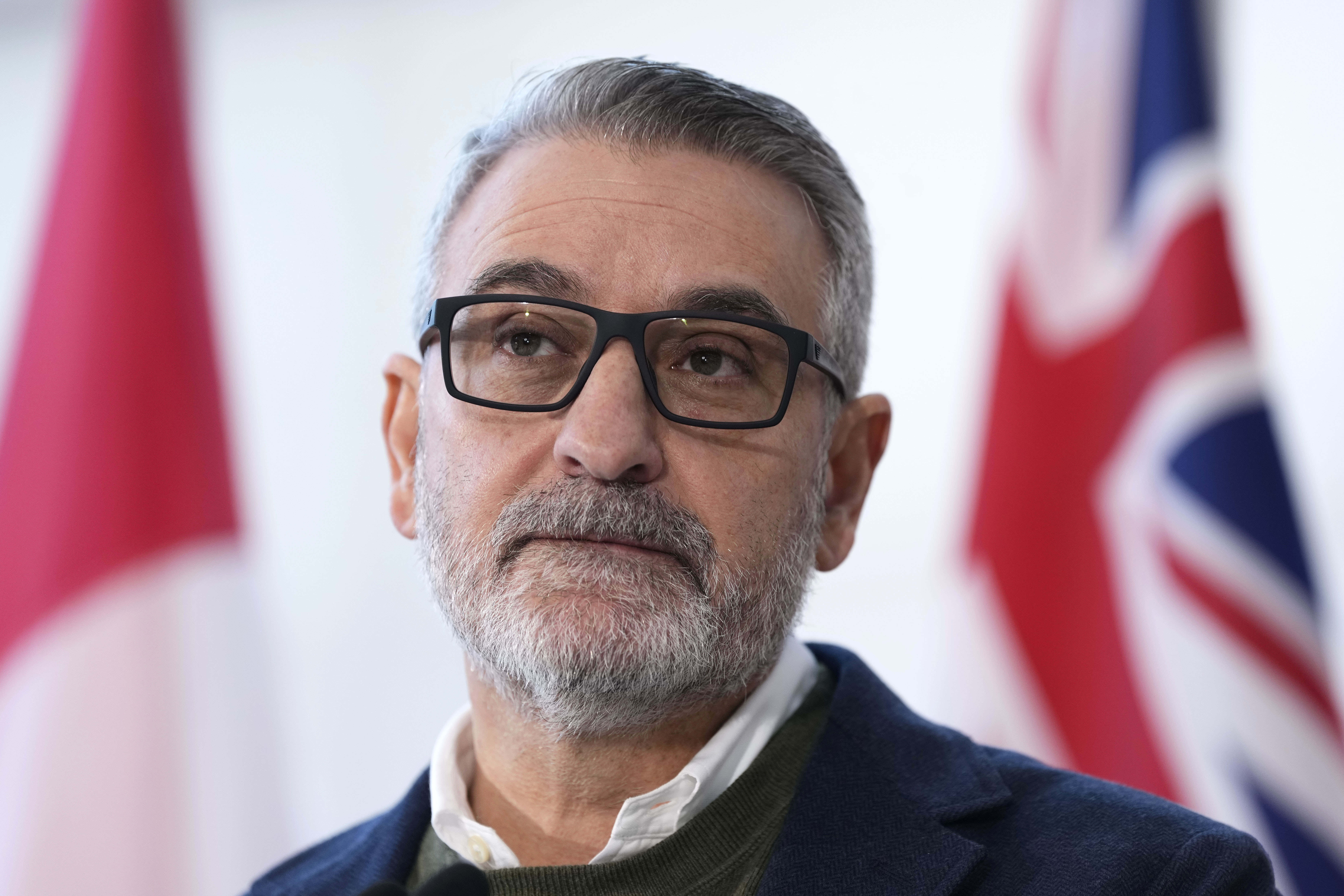 Правителството на Форд се стреми да постави повече училищни настоятелства