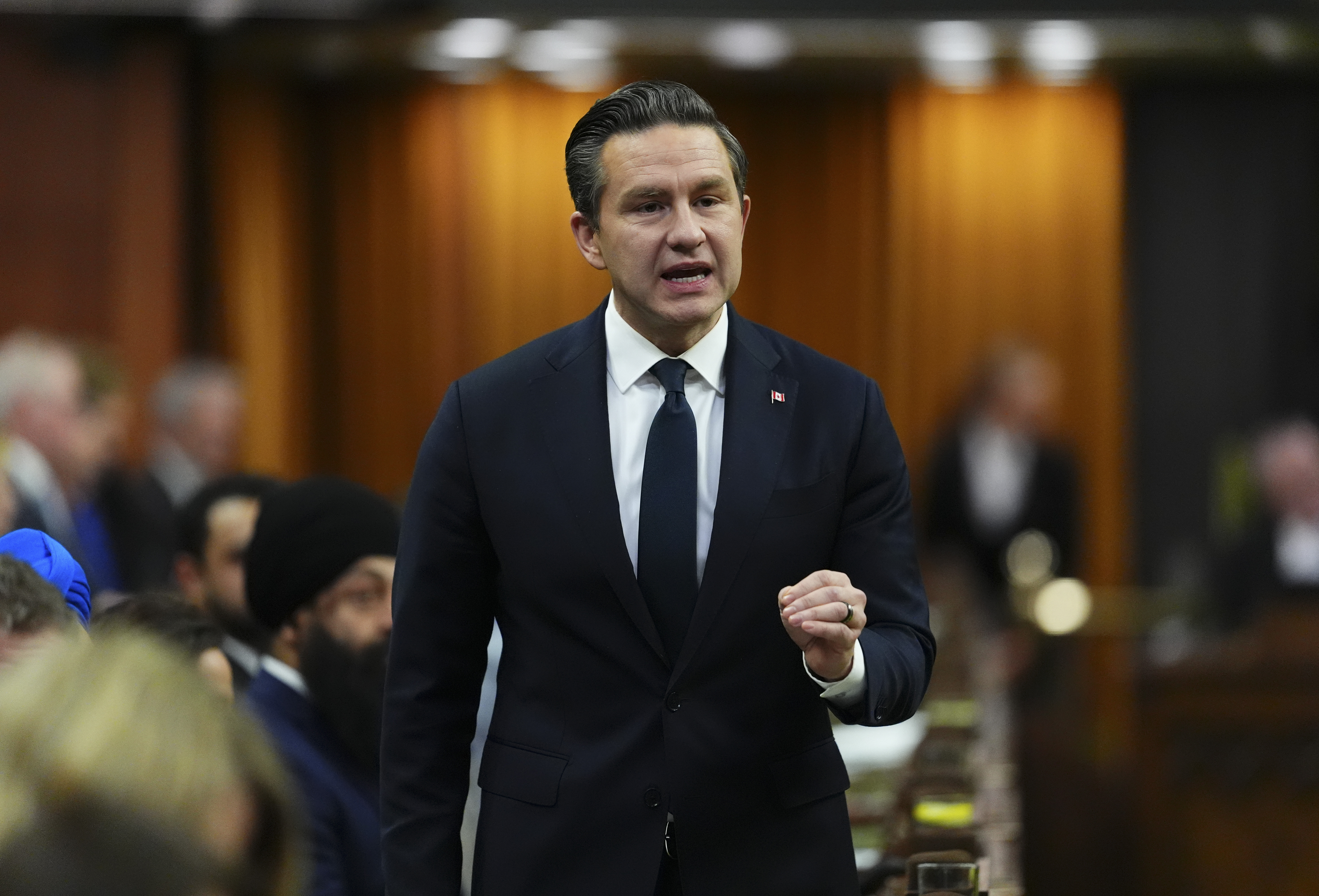 Лидерът на консерваторите Pierre Poilievre предупреждава федералното правителство че възможният