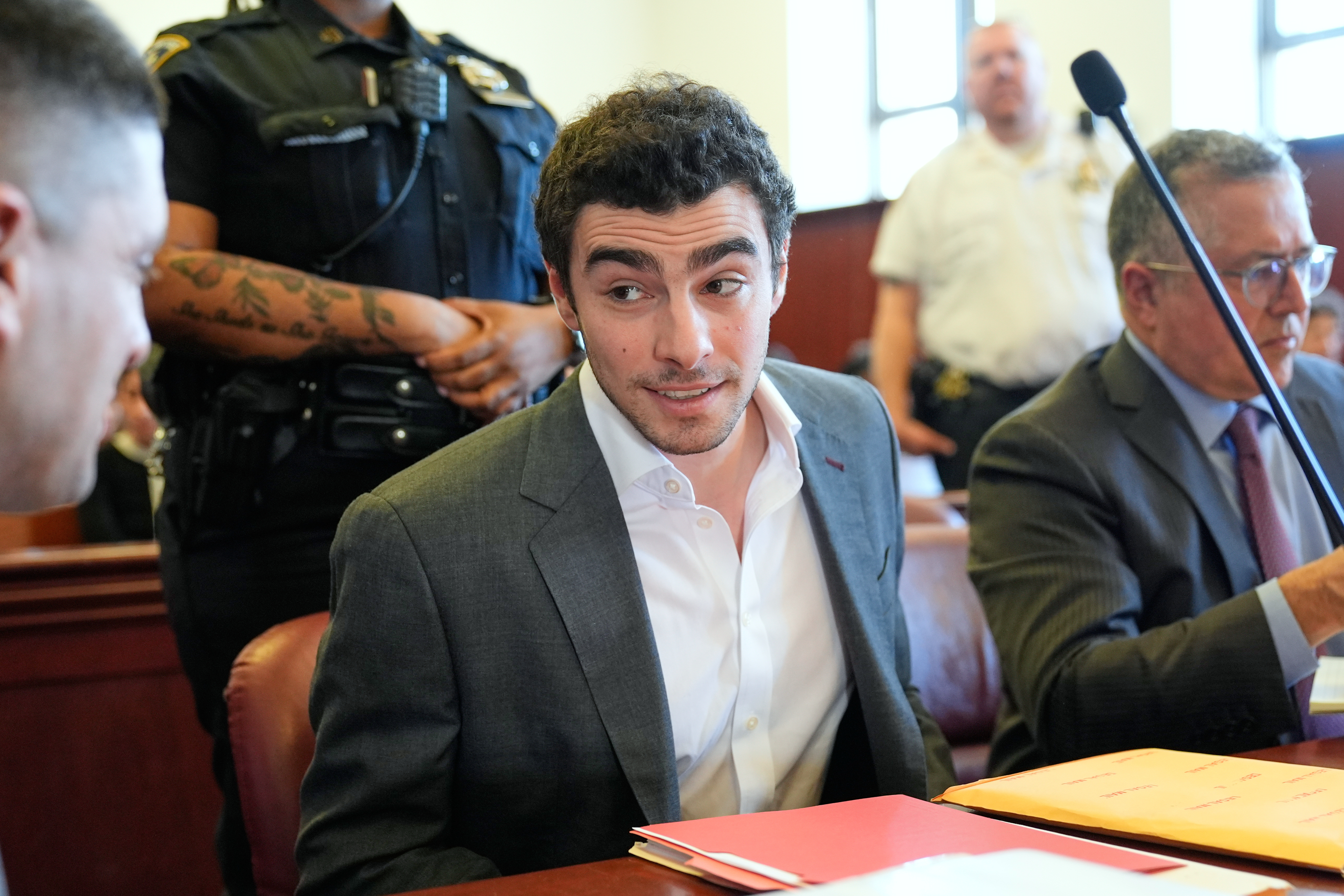 Луиджи Мангионе няма да бъде изправен пред смъртна присъда за