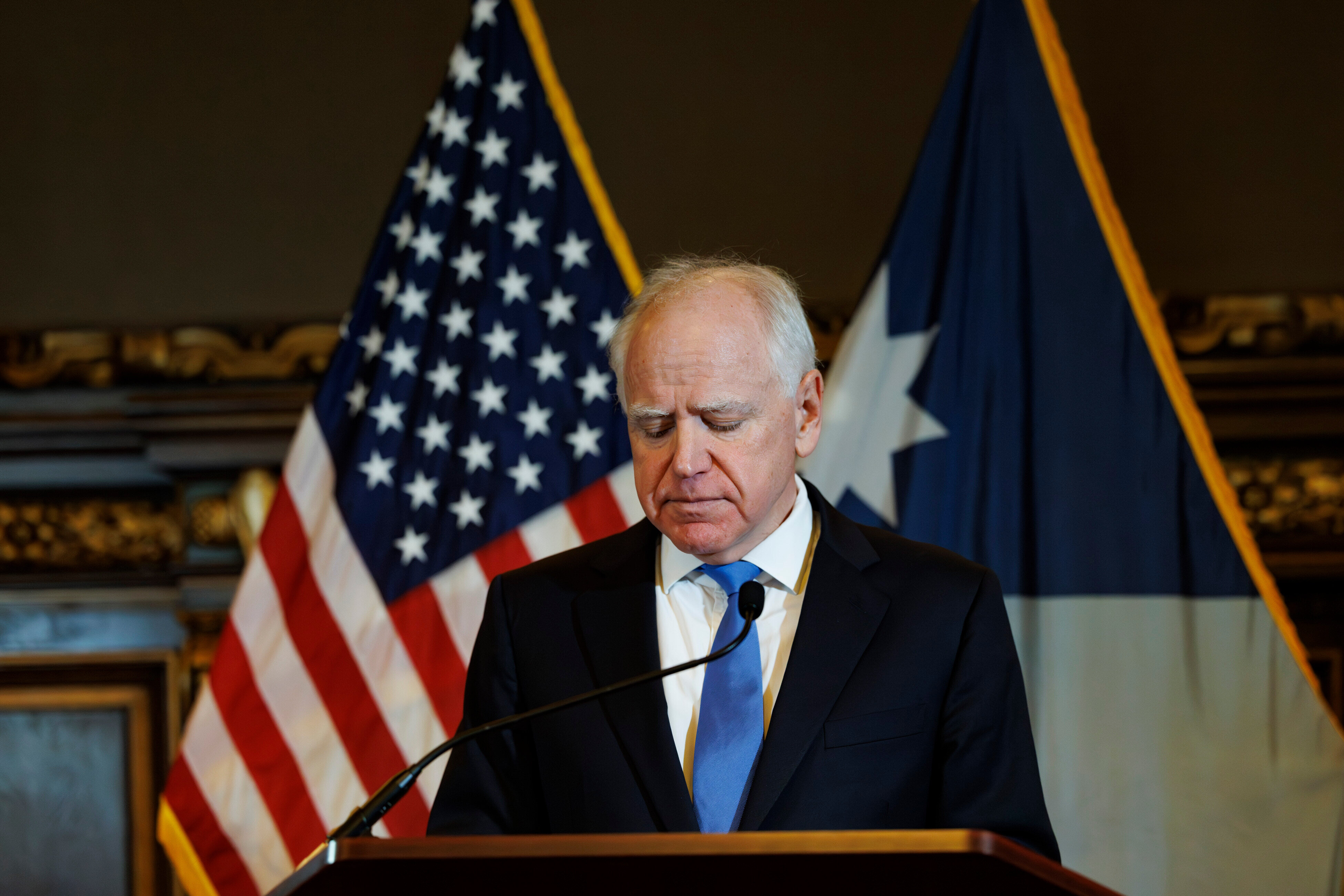 Губернаторът на Минесота Тим Уолц обяви в понеделник че прекратява