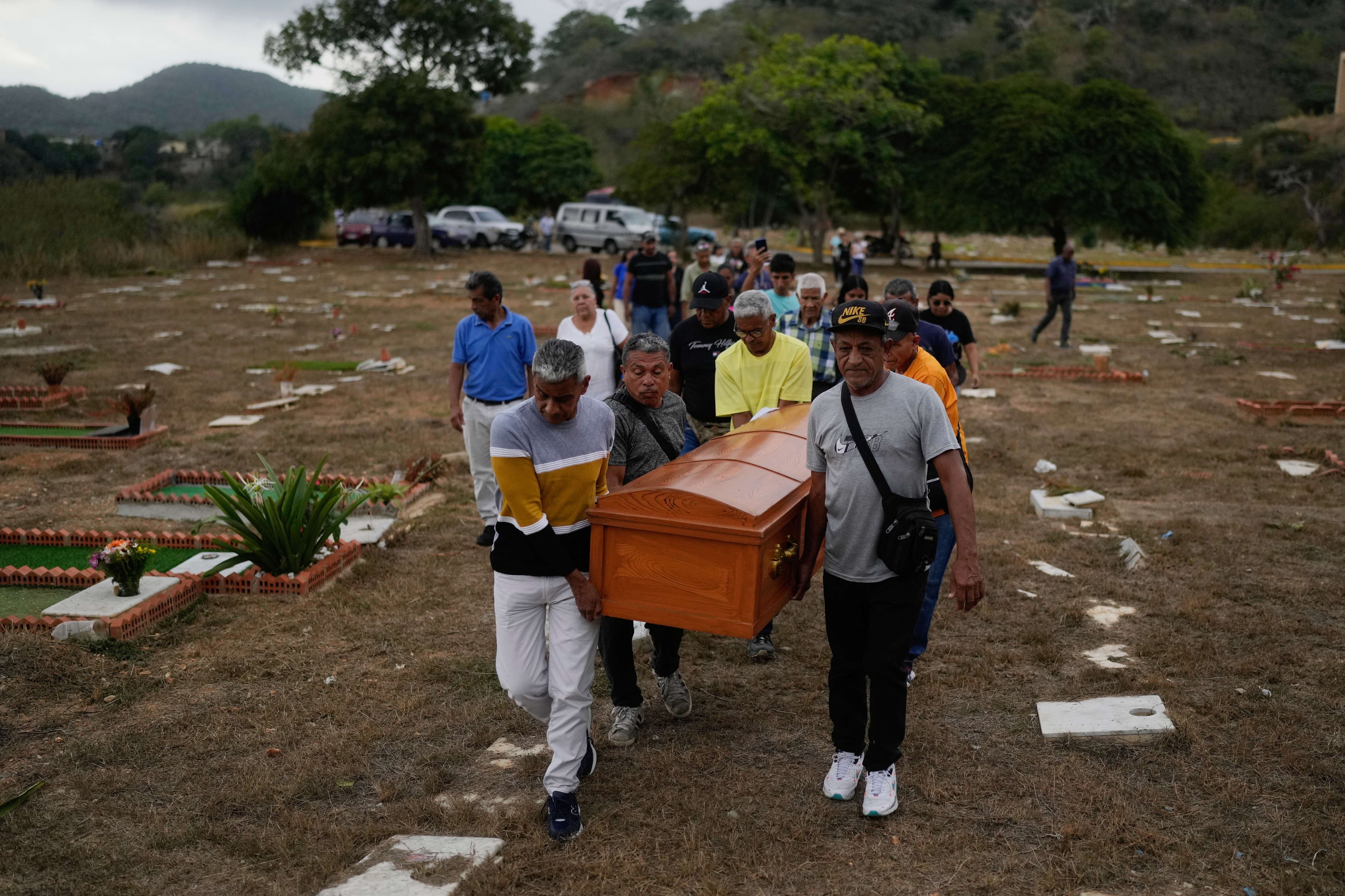 Най малко 24 венецуелски служители по сигурността бяха убити по