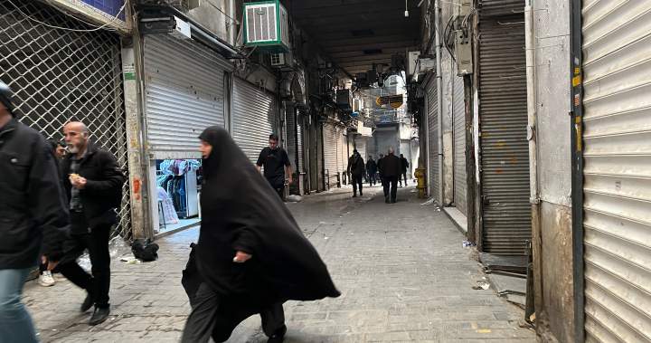 Протестиращите ядосани от болната икономика на Иран проведоха седяща демонстрация