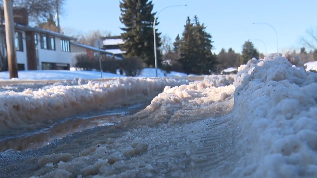Тъй като масовият празничен снеговалеж в Едмънтън продължава да се