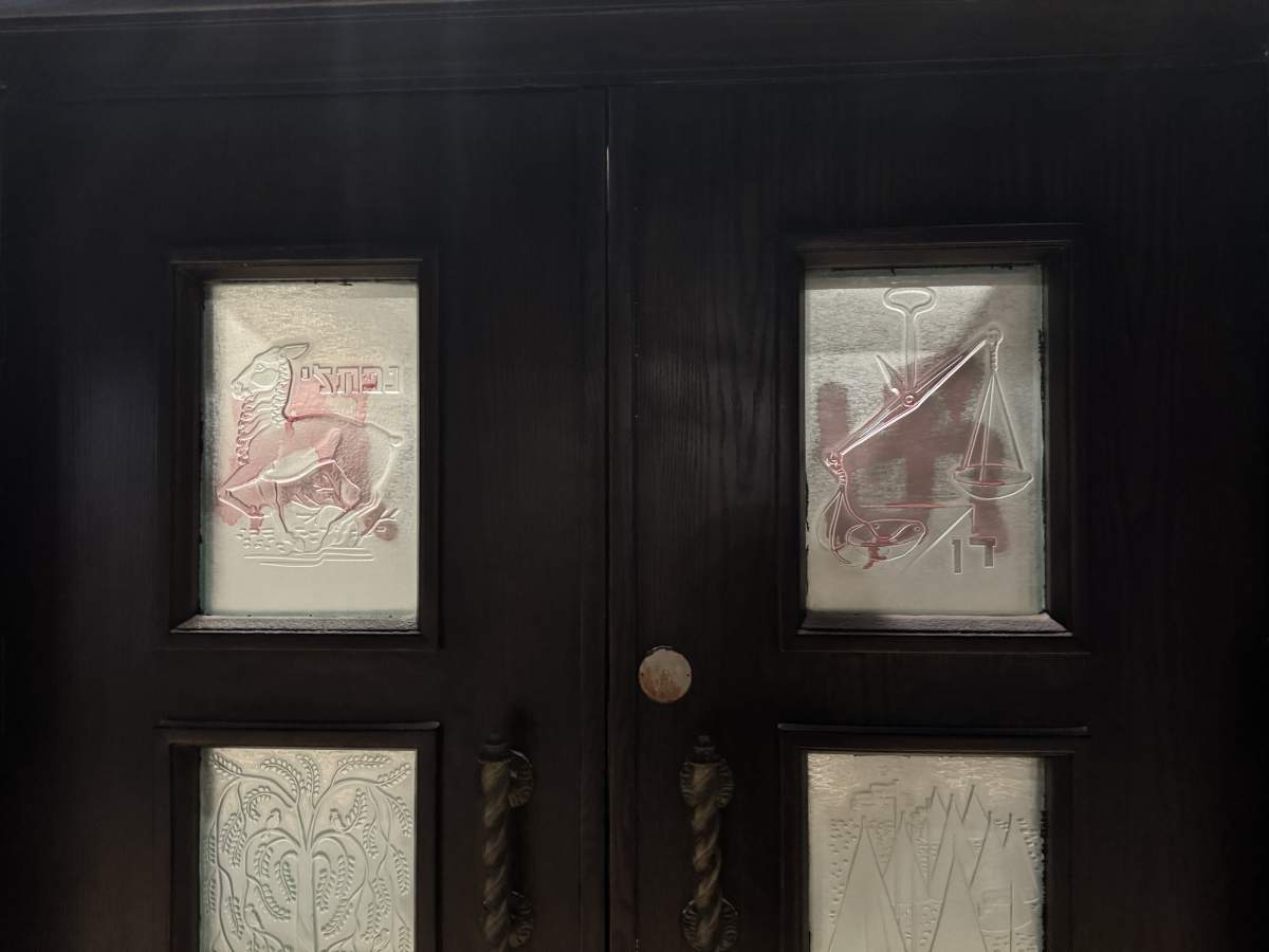 Swastika spray-painted at Jewish synagogue in Winnipeg