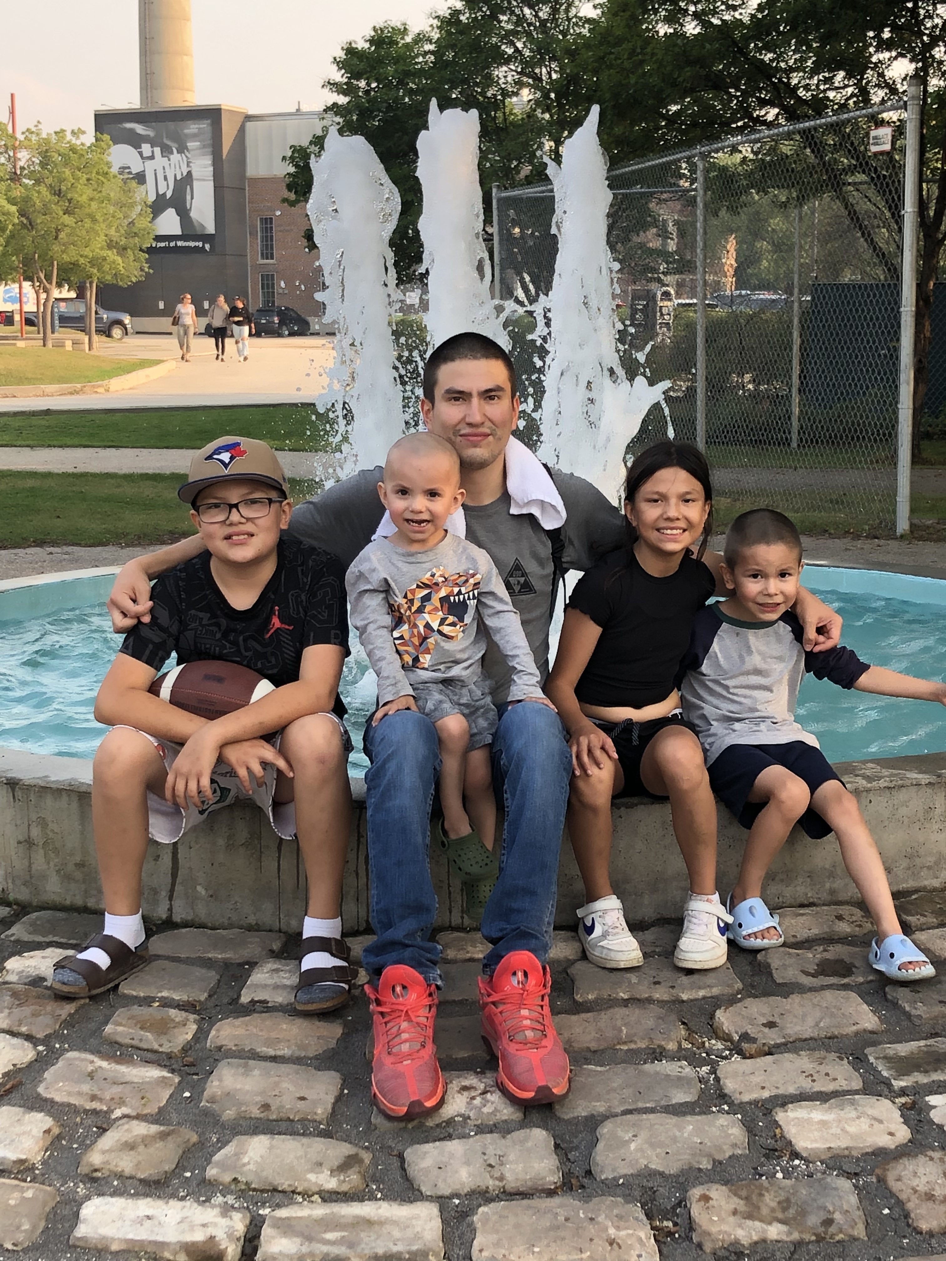 Дилън Хобсън баща на пет деца и единственият хранител на