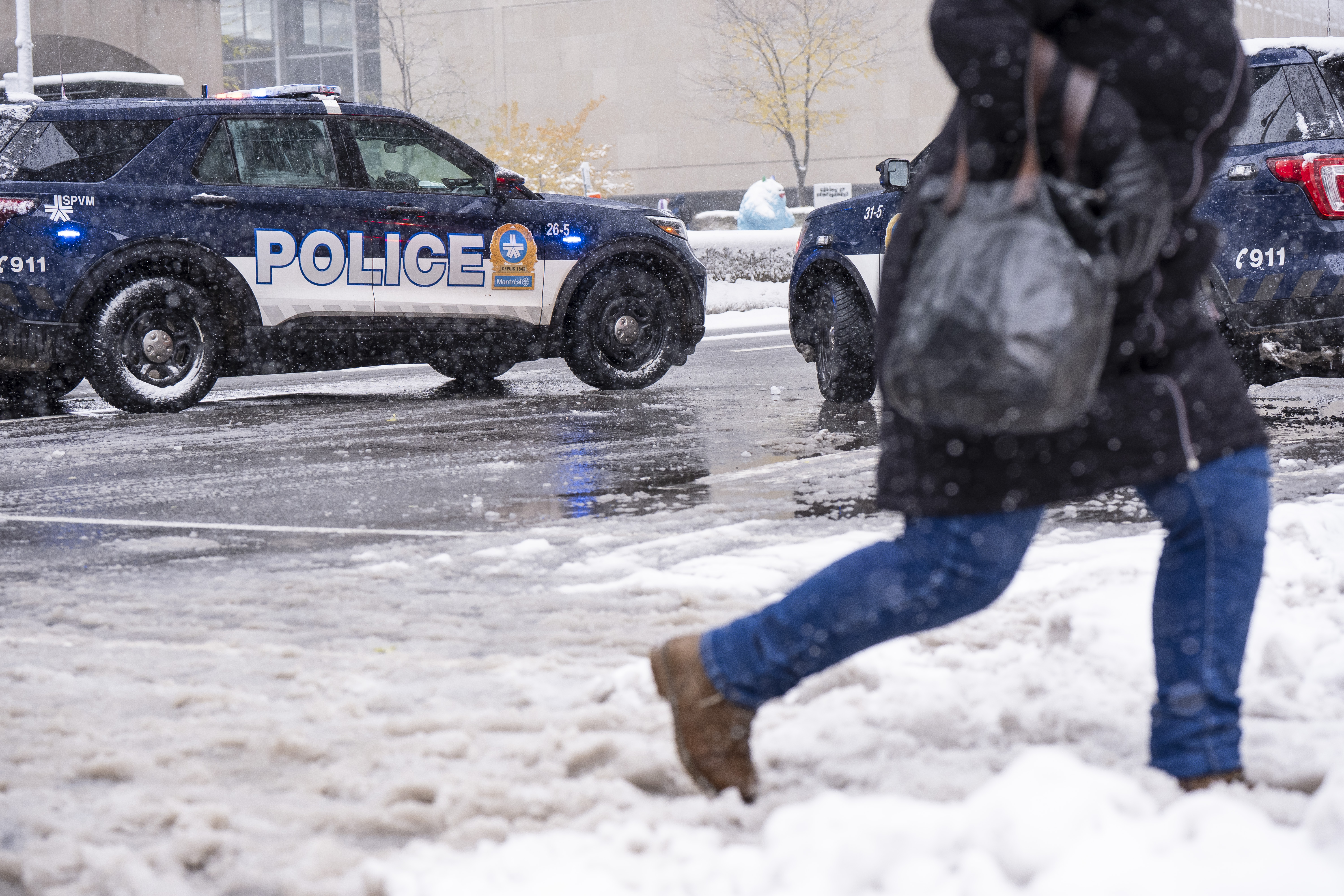Зимна буря създава особено трудни условия по пътищата в района