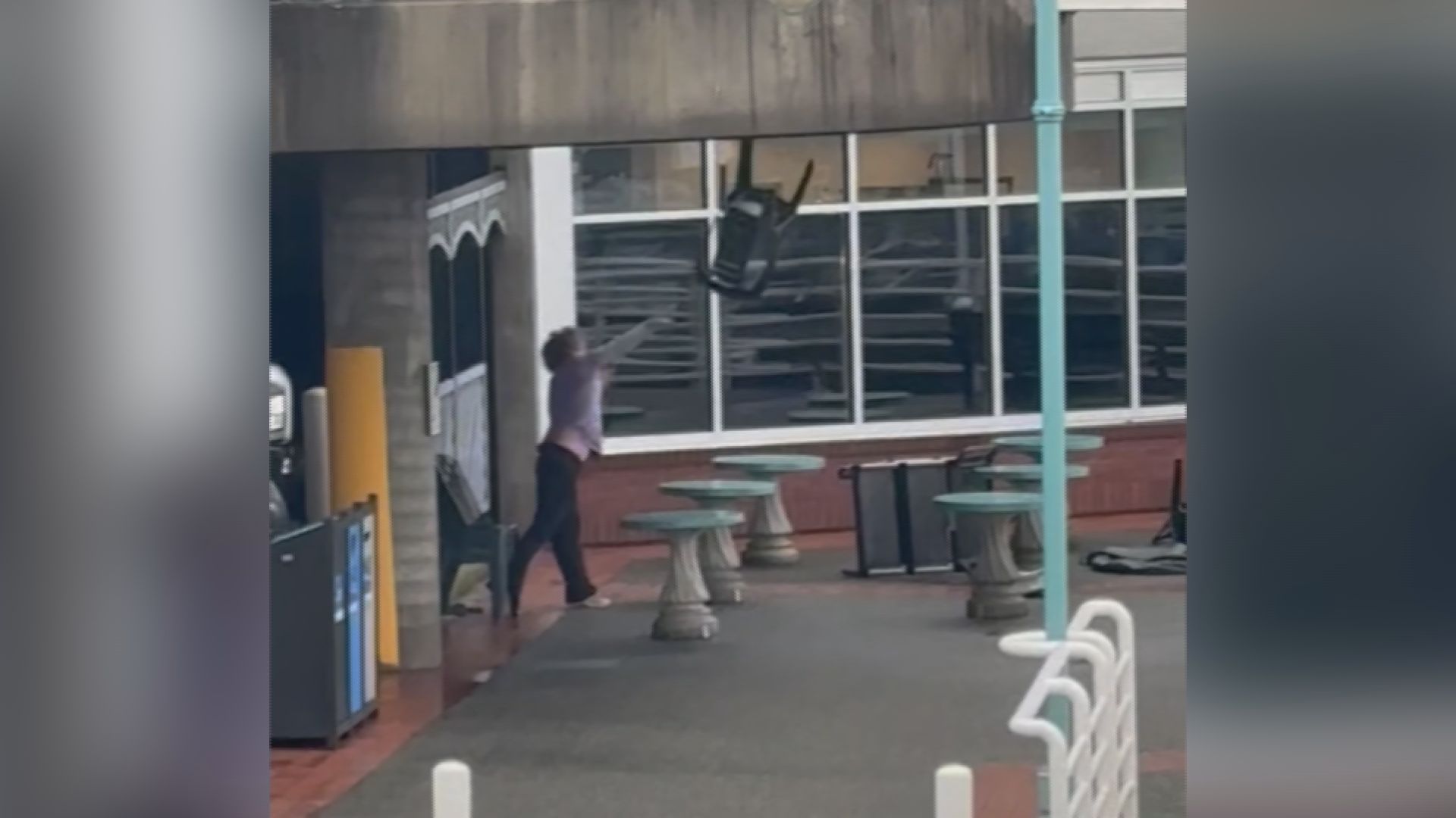 ПРЕДУПРЕЖДЕНИЕ Смущаващо съдържание Препоръчва се дискретност Собственик на бизнес от