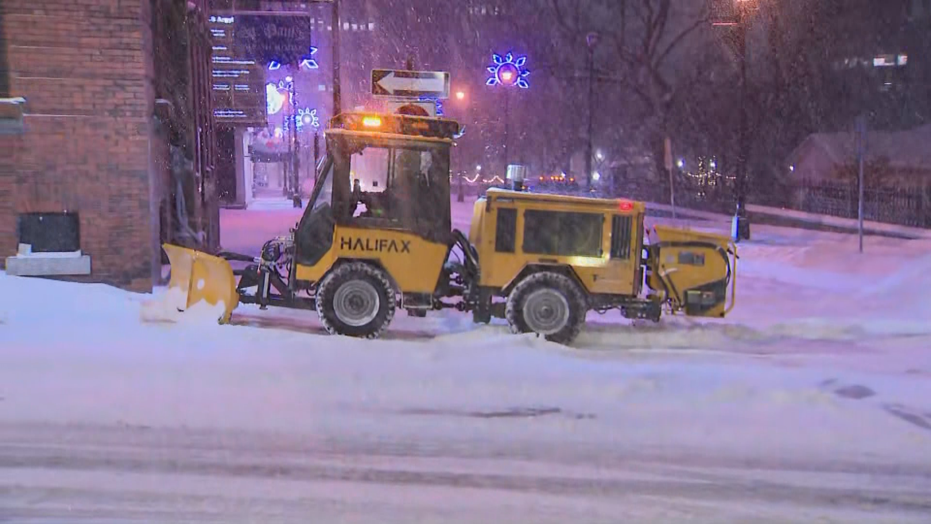 Училището е навън, лопатите са навън: Приморието се подготвя за до 35 см сняг