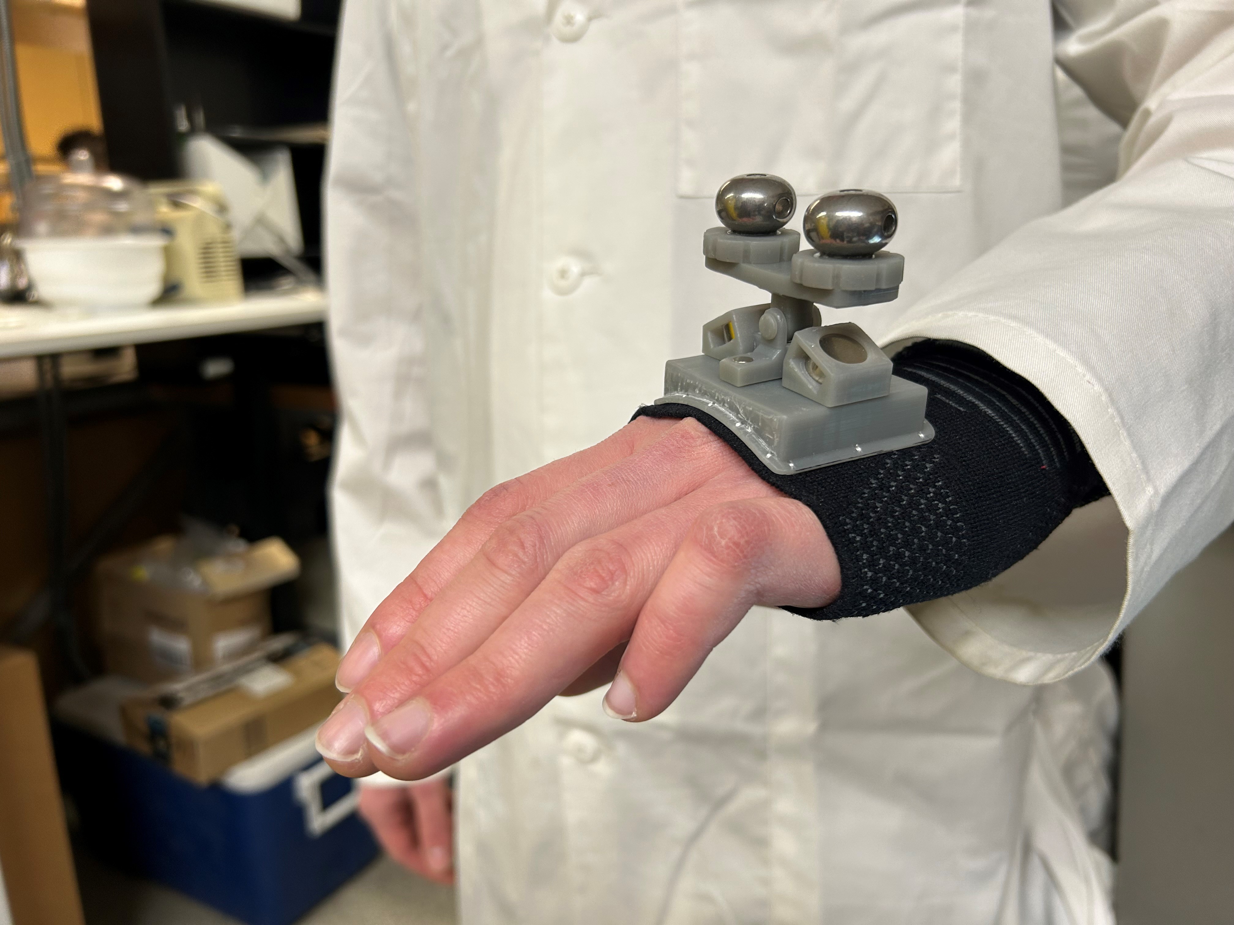 Устройство, разработено от Оканаган, обещава драстично да намали треперенето на ръцете