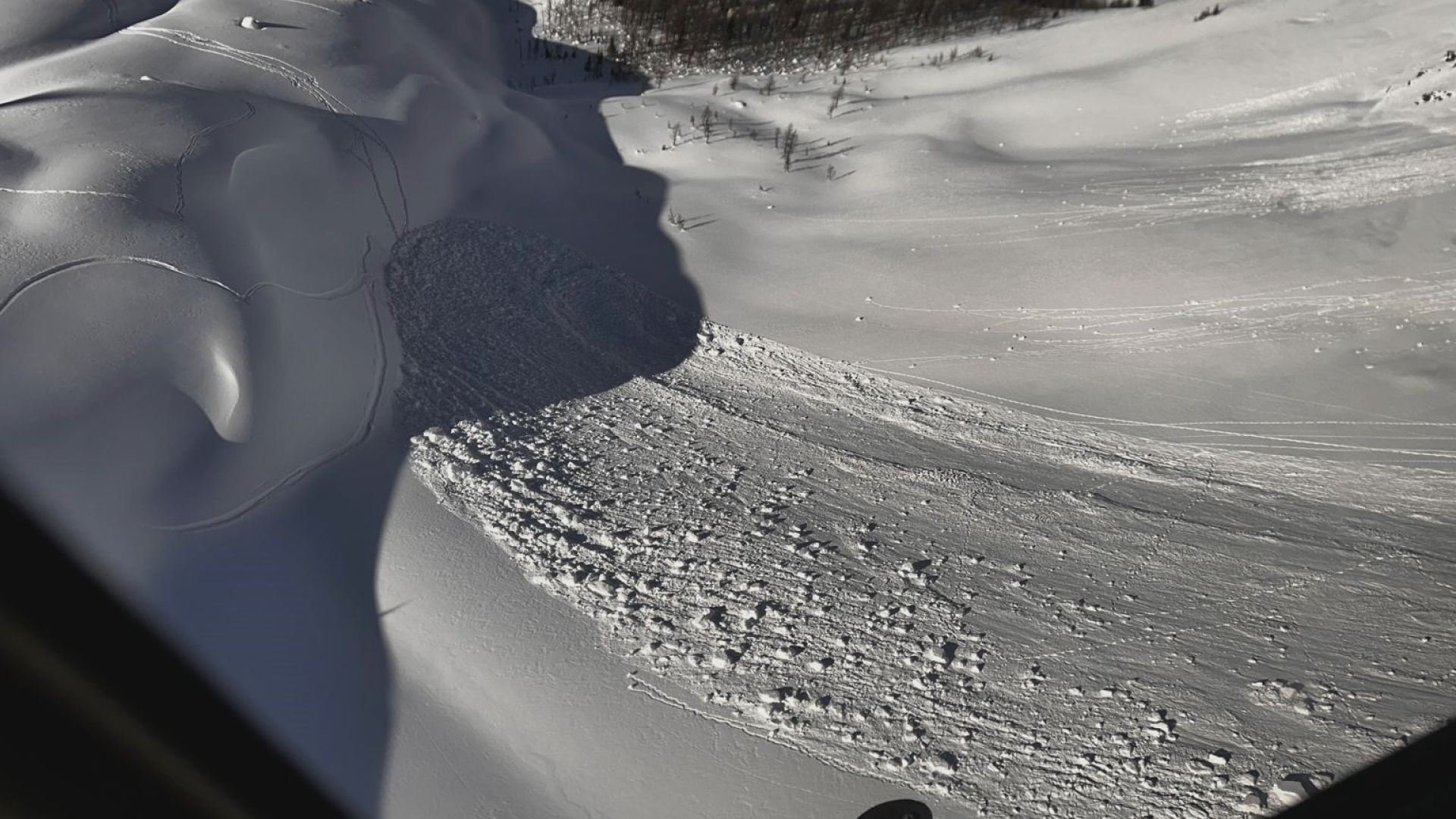 洋楽 Avalanche / Scratching at the surface Avalanche caught on video outside Lake Louise ski area