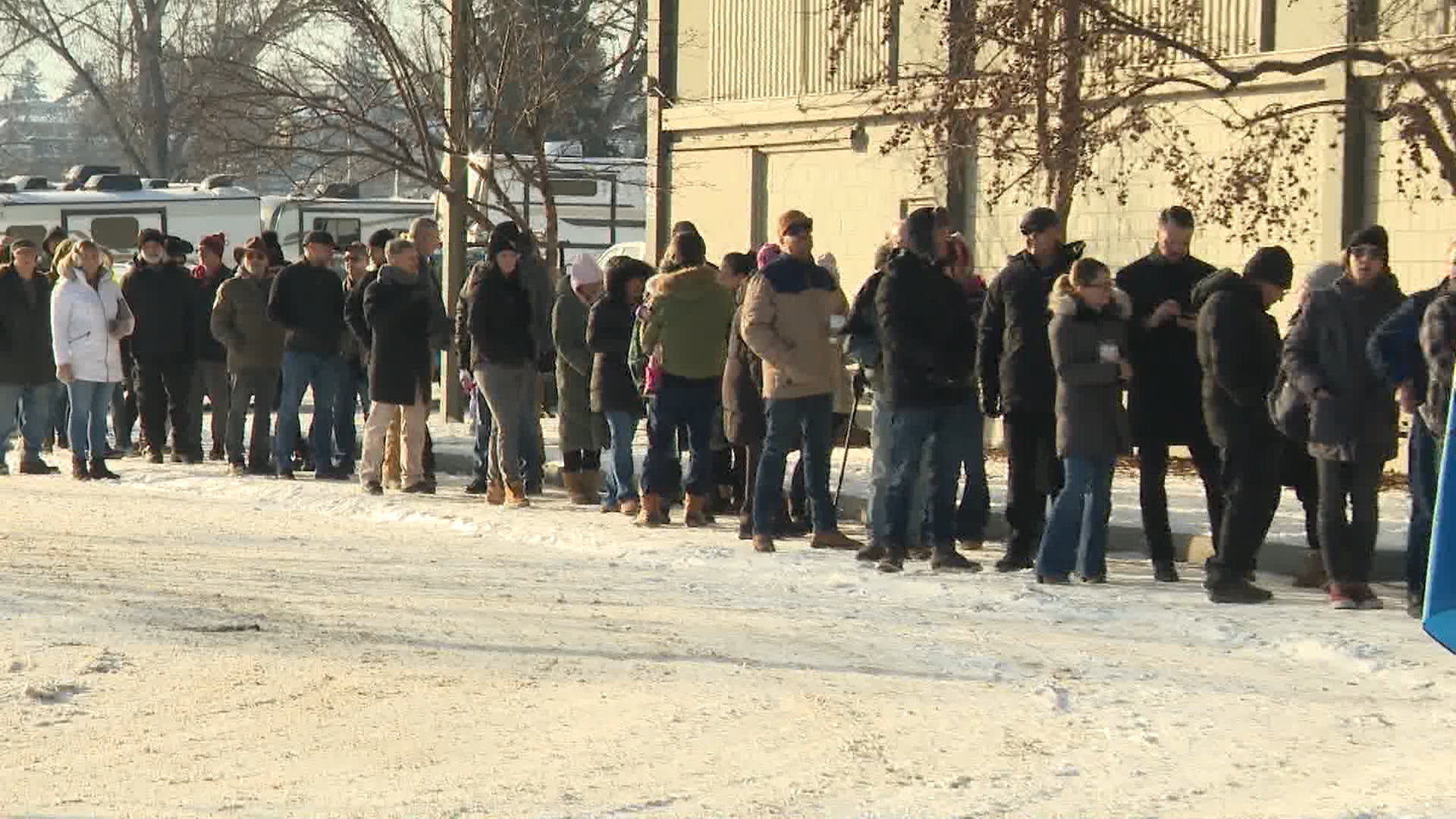 Стотици се наредиха на опашка в Калгари, за да подпишат петиция, настояваща за гласуване за отделянето на Алберта