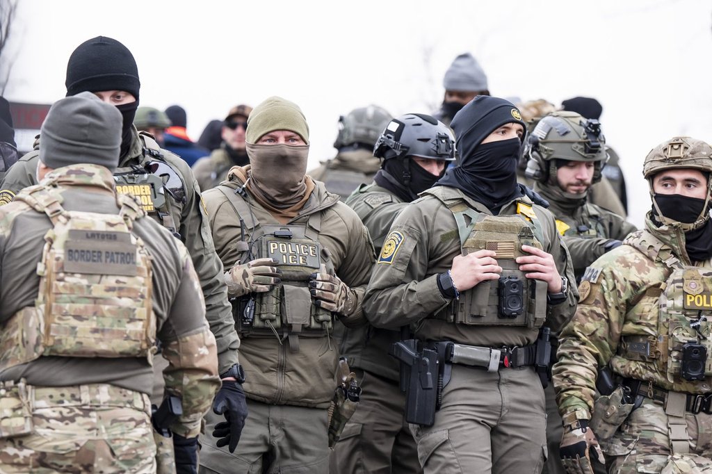 Двама служители на ICE са изправени пред разследване дали са излъгали за стрелбата в Минеаполис