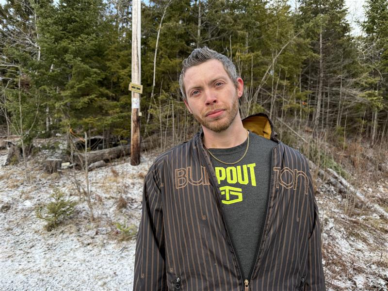 Вторият баща на двама млади братя и сестри от Нова