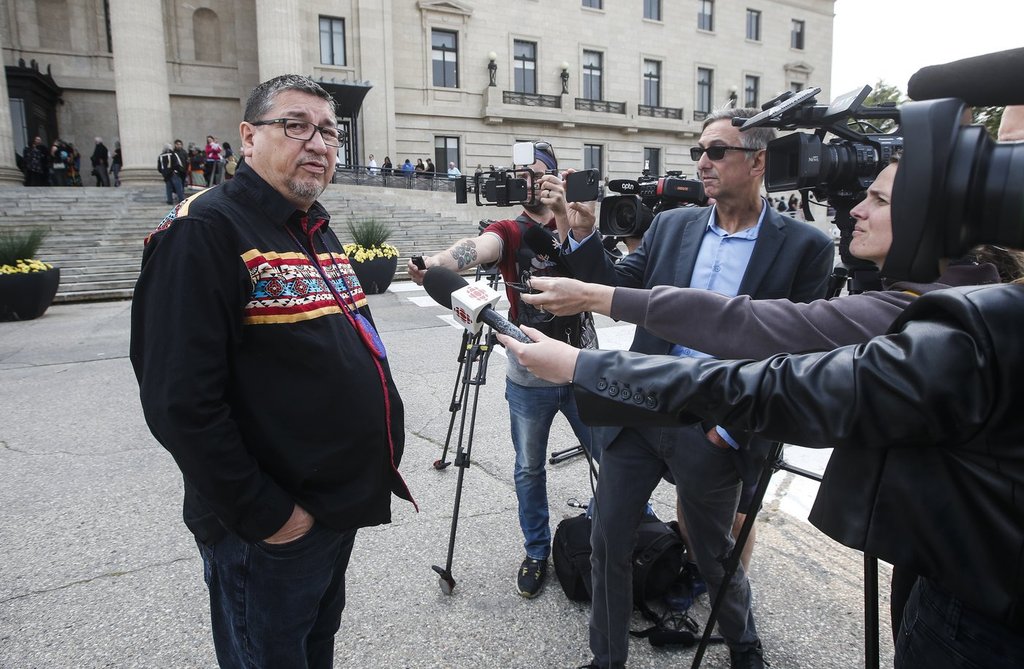 Ръководителят на Manitoba First Nation казва че няма график за хиляди хора да се завърнат у дома след като са били принудени да напуснат поради спиране на тока преди повече