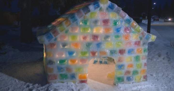 В квартал Лориер Хайтс в западен Едмънтън цветна колиба направена