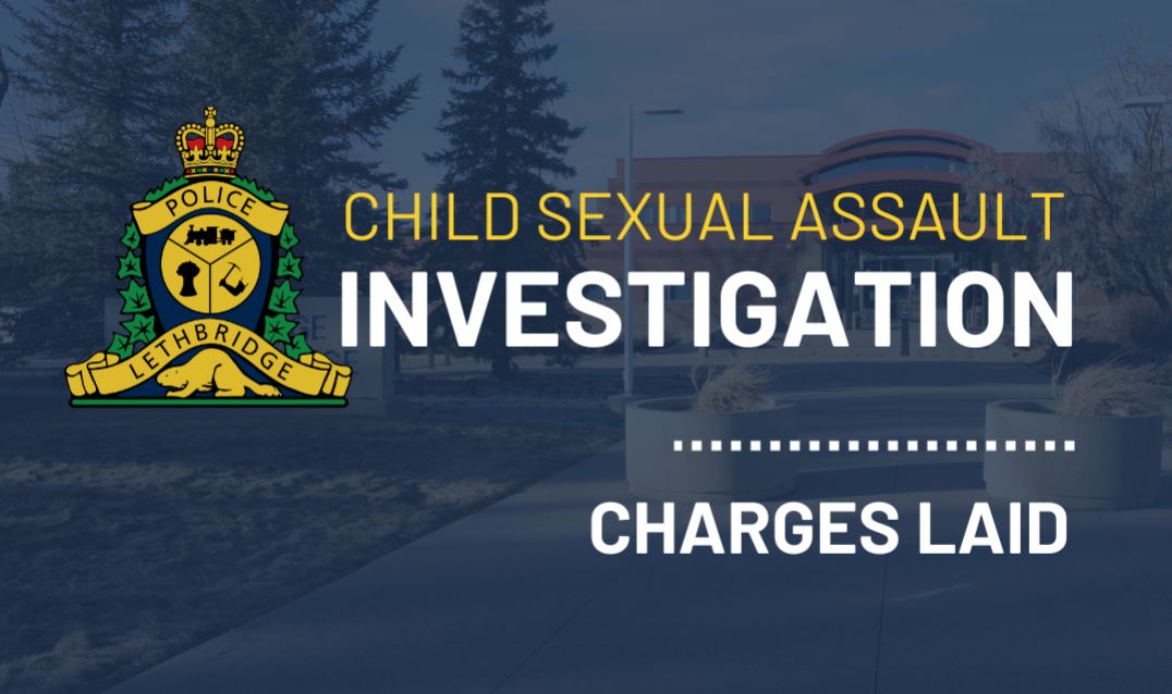 Летбридж Алта полицията съобщи че е обвинила 22 годишен мъж