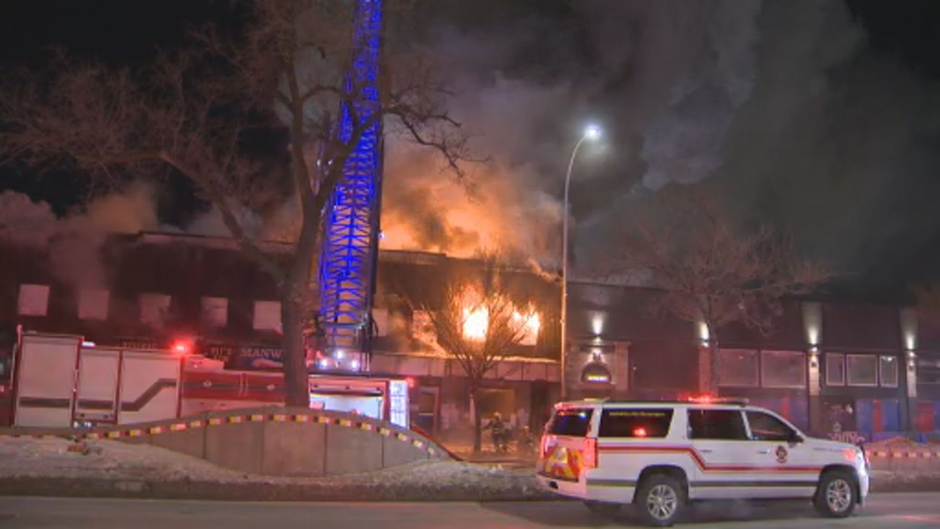 Екипите на пожарната в Уинипег реагират на бушуващия пожар в