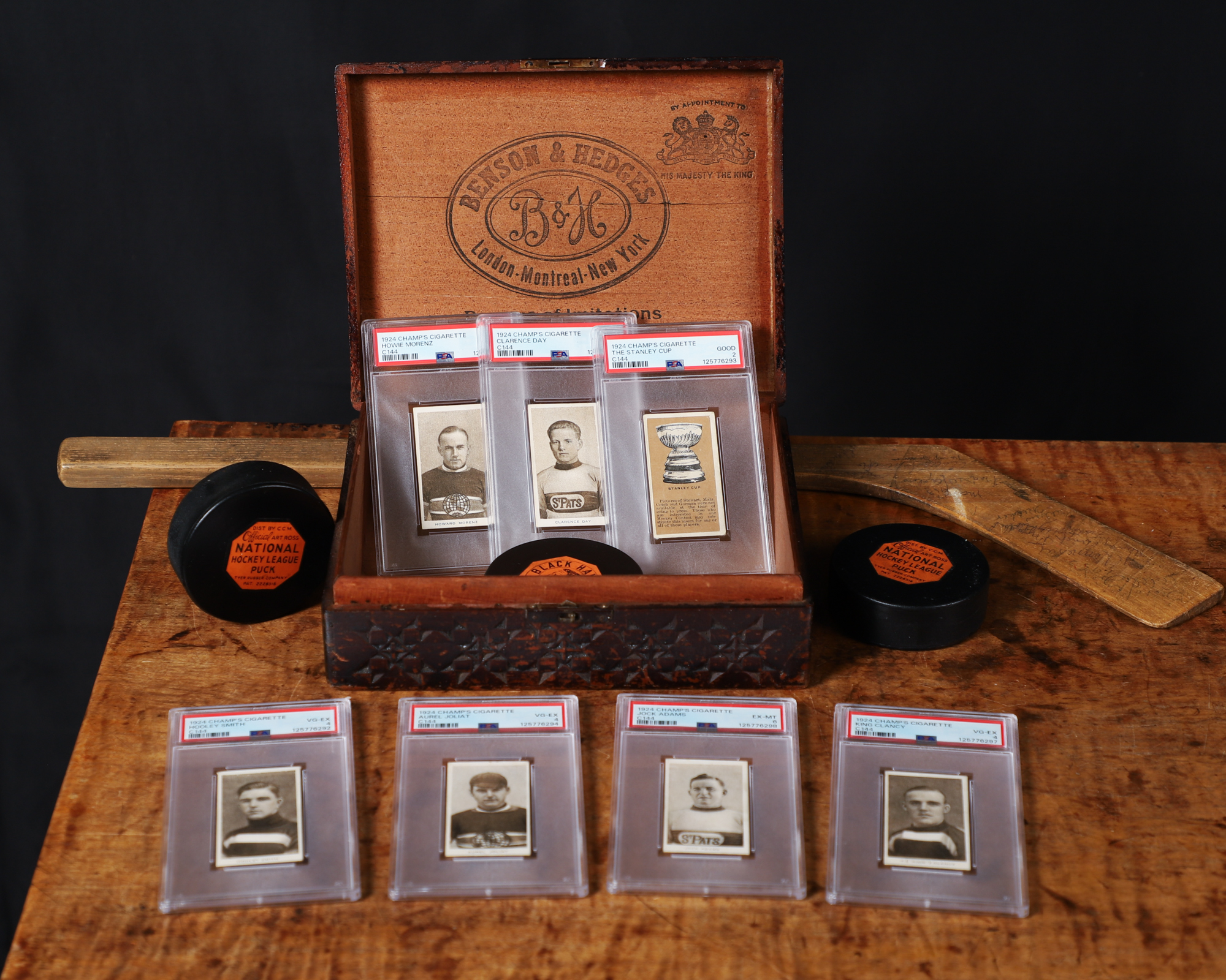 Продаването на търг на няколко колекционерски хокейни карти се оказа