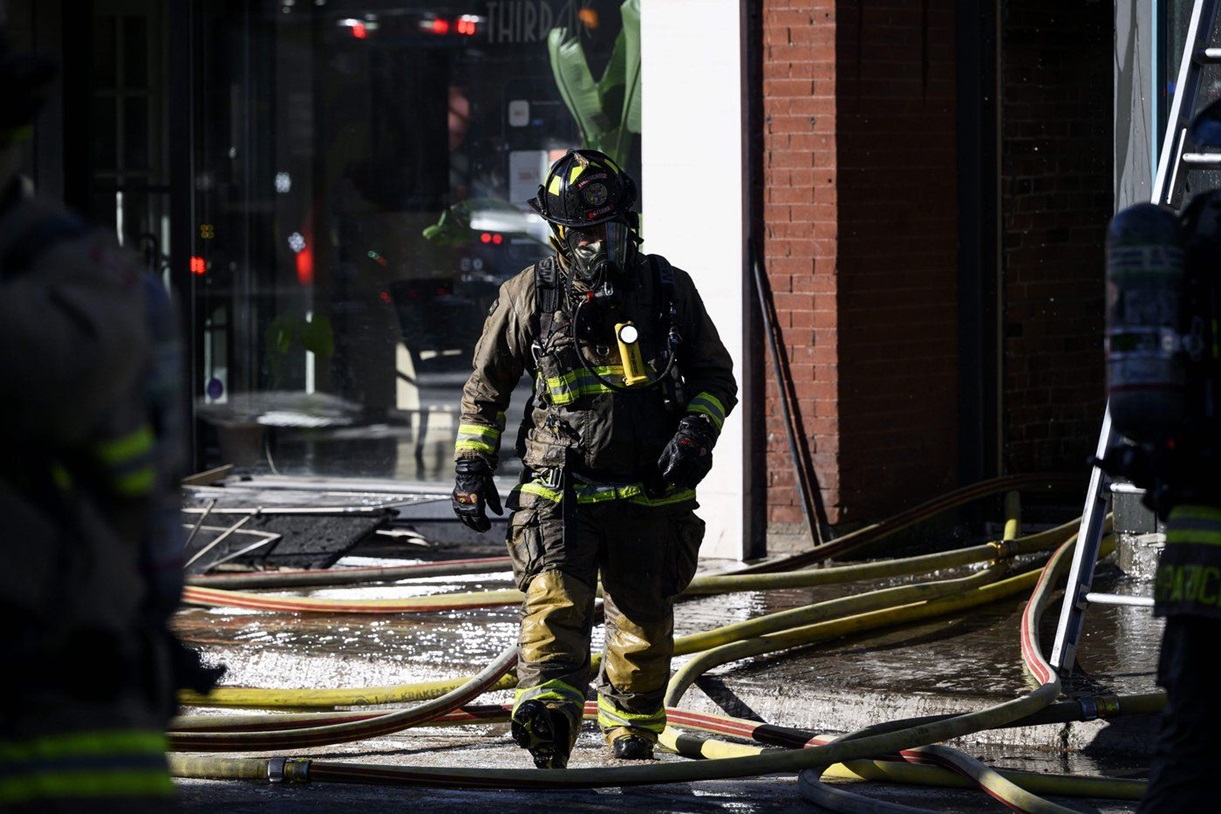 Противопожарната служба в Отава казва че един човек е загинал