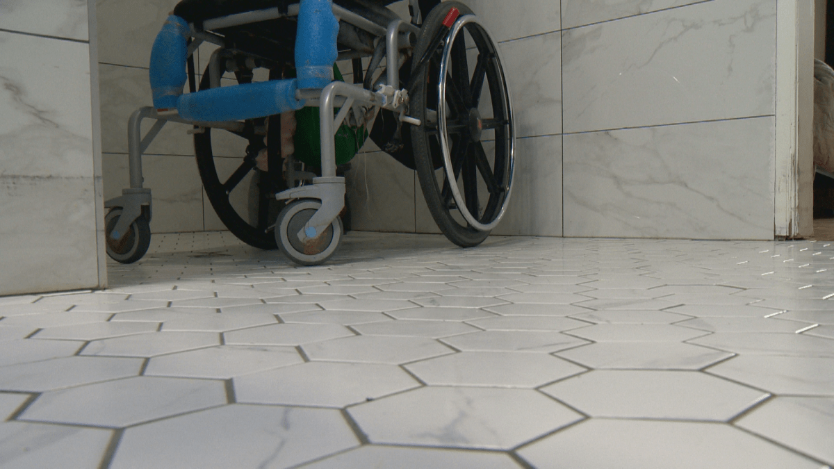 A picture of a roll-in shower.