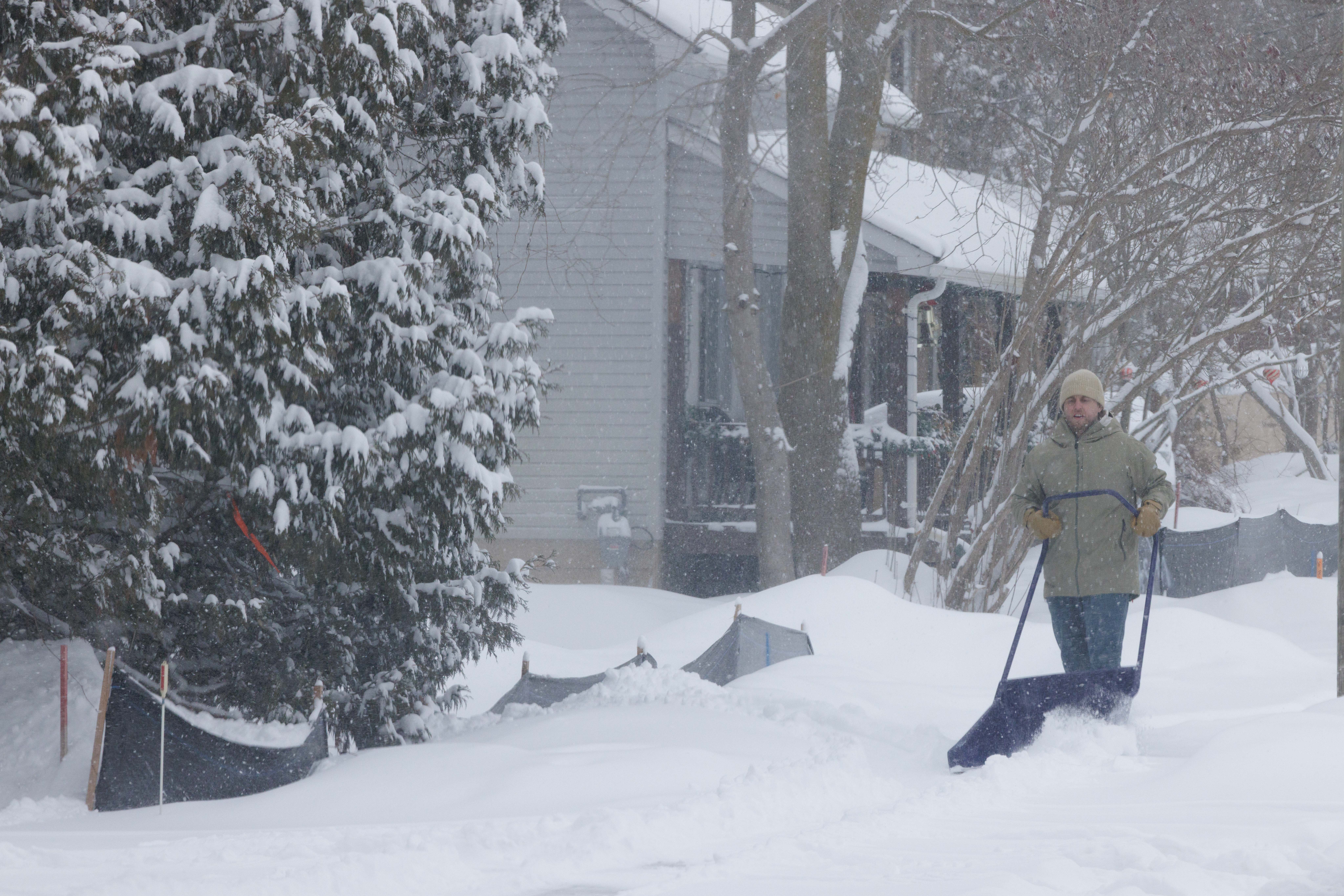 Очаква се още един студен и снежен ден в части