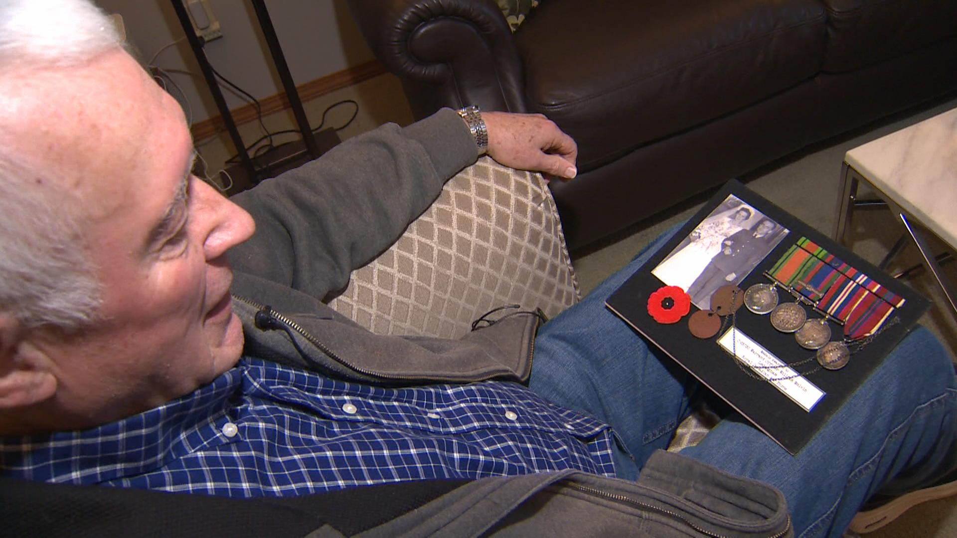 Четири медала една кучешка марка мак и черно бяла снимка