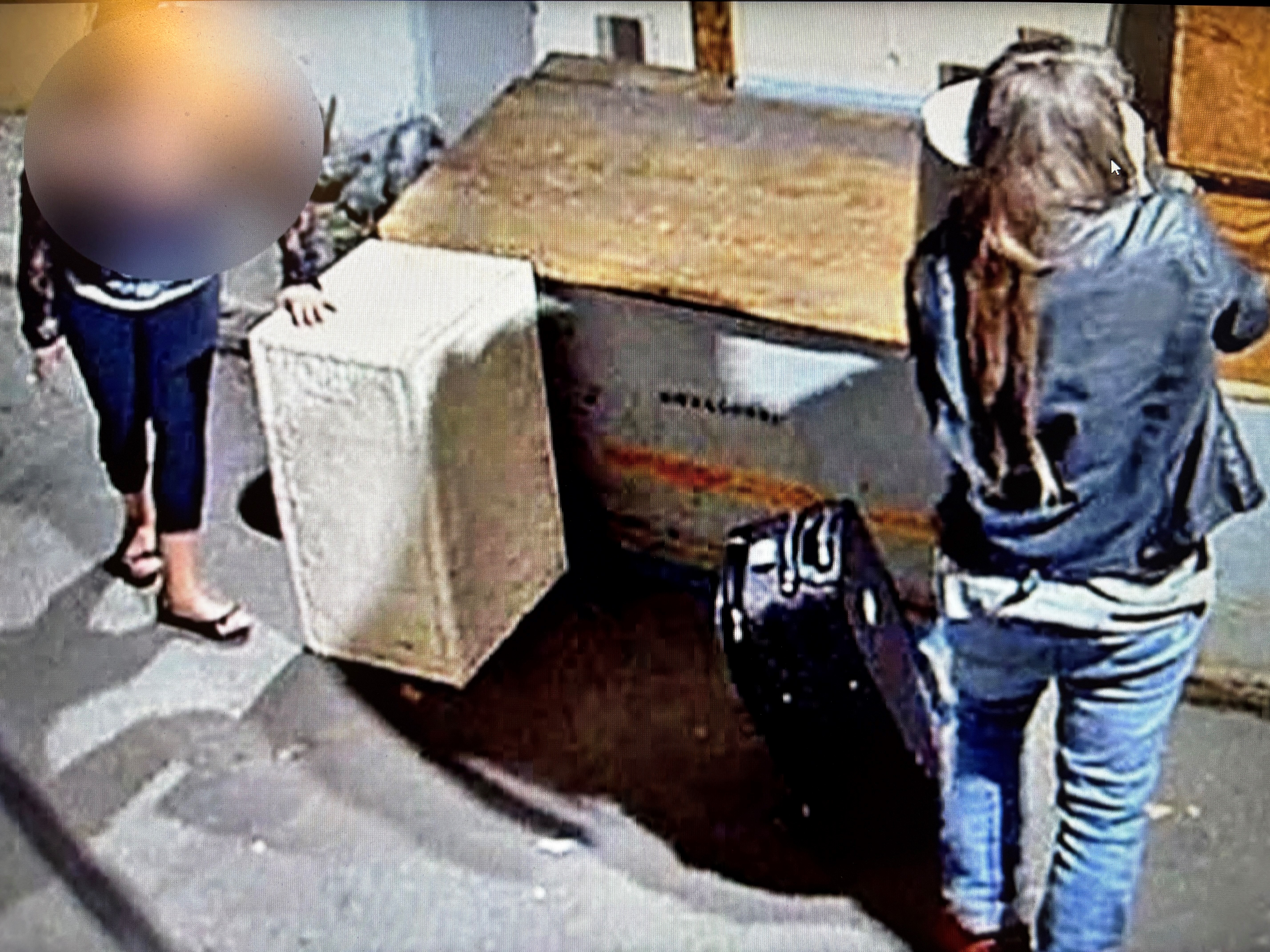 Кърт Евънс и десетките други доброволци които управляват магазина за