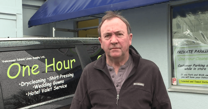 Собственик на магазин Victoria, разочарован от услугите на 911, казва, че са му затворили 