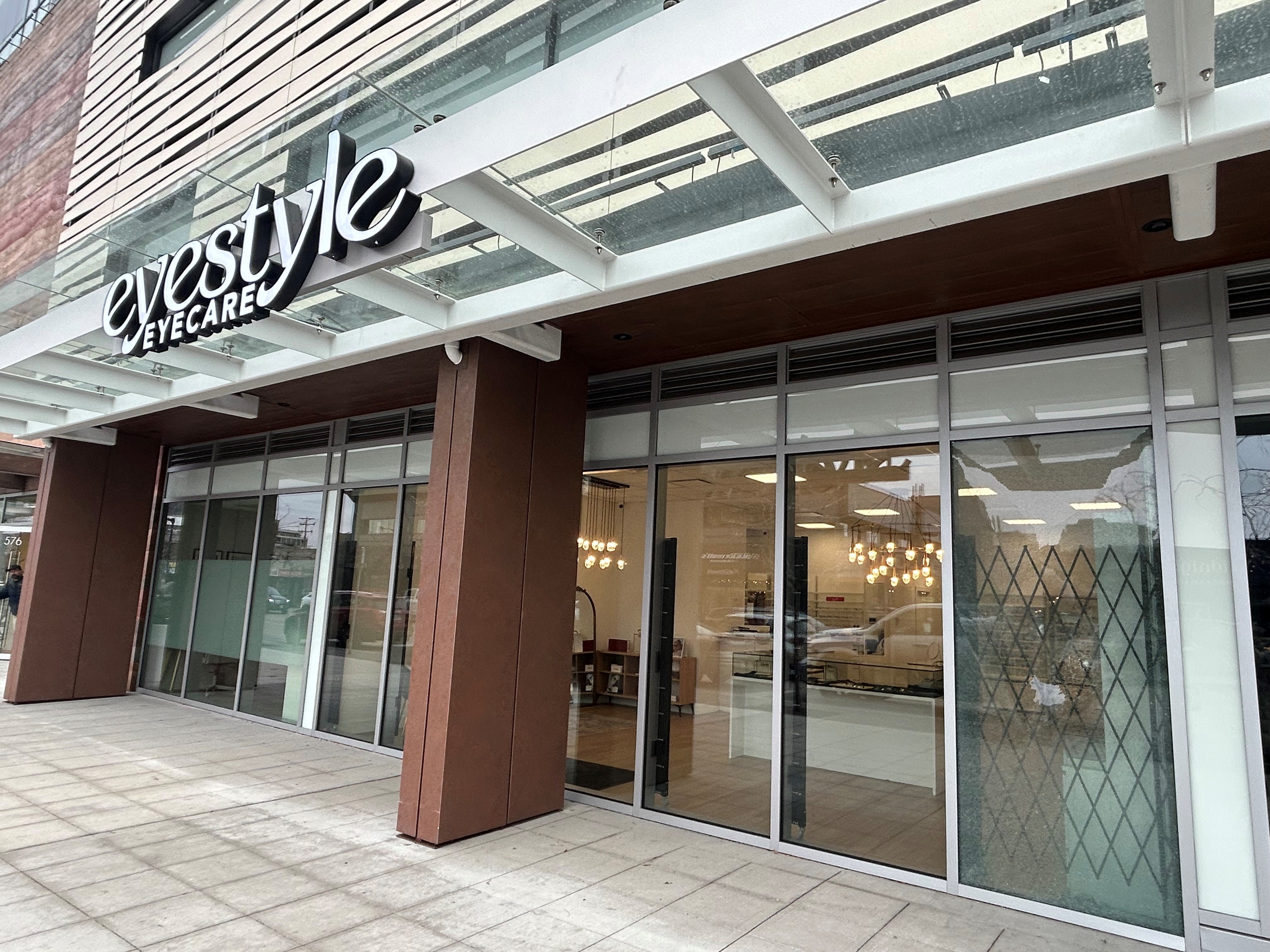 Още един ден още един счупен прозорец в бизнес в