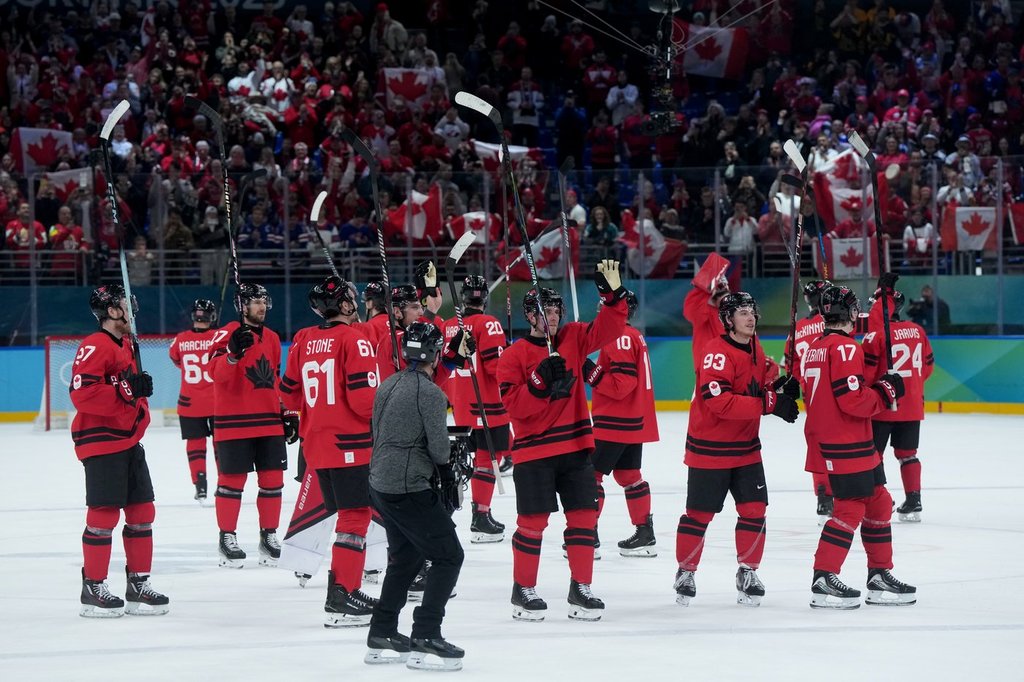 МИЛАНО – От мъжкия отбор по хокей който оцеля на