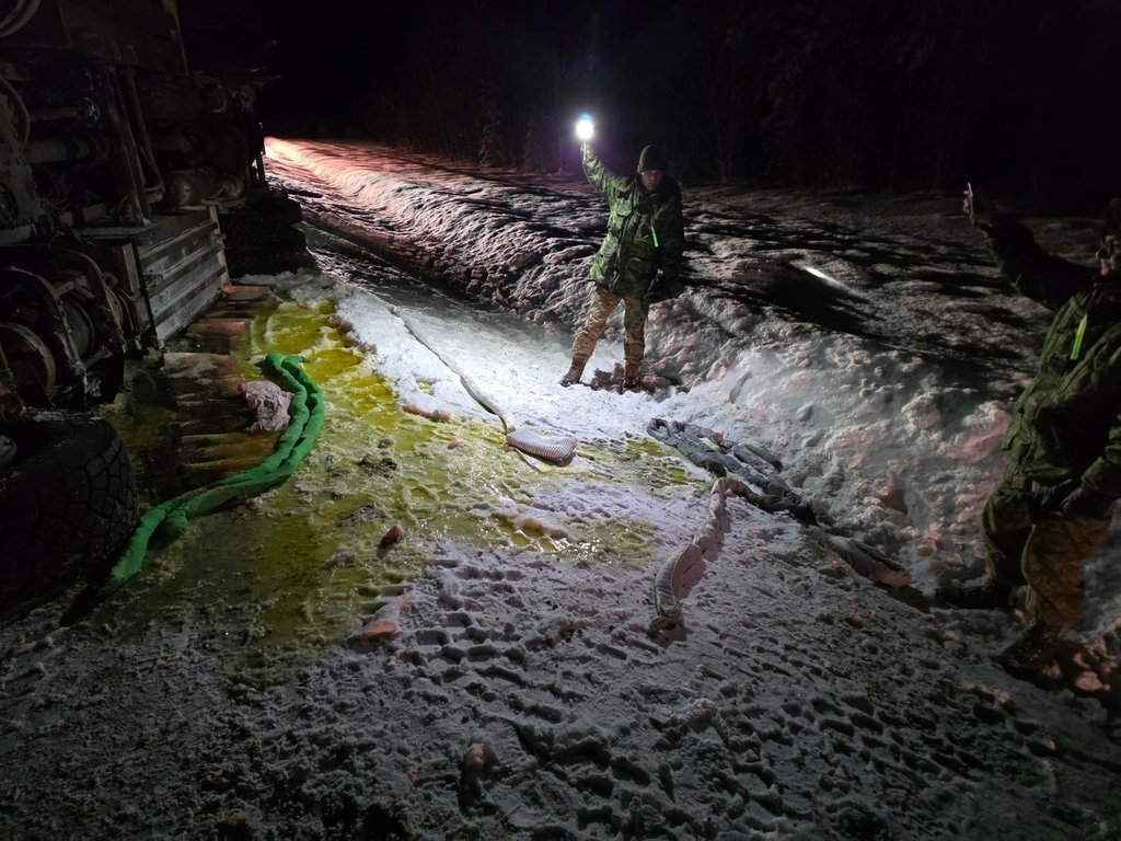 В ход е разчистване след като военен цистерна с гориво