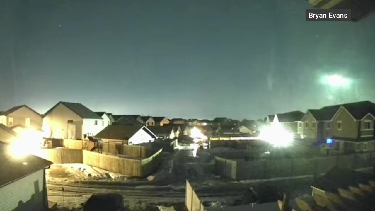 Огнено кълбо осветява небето на Алберта