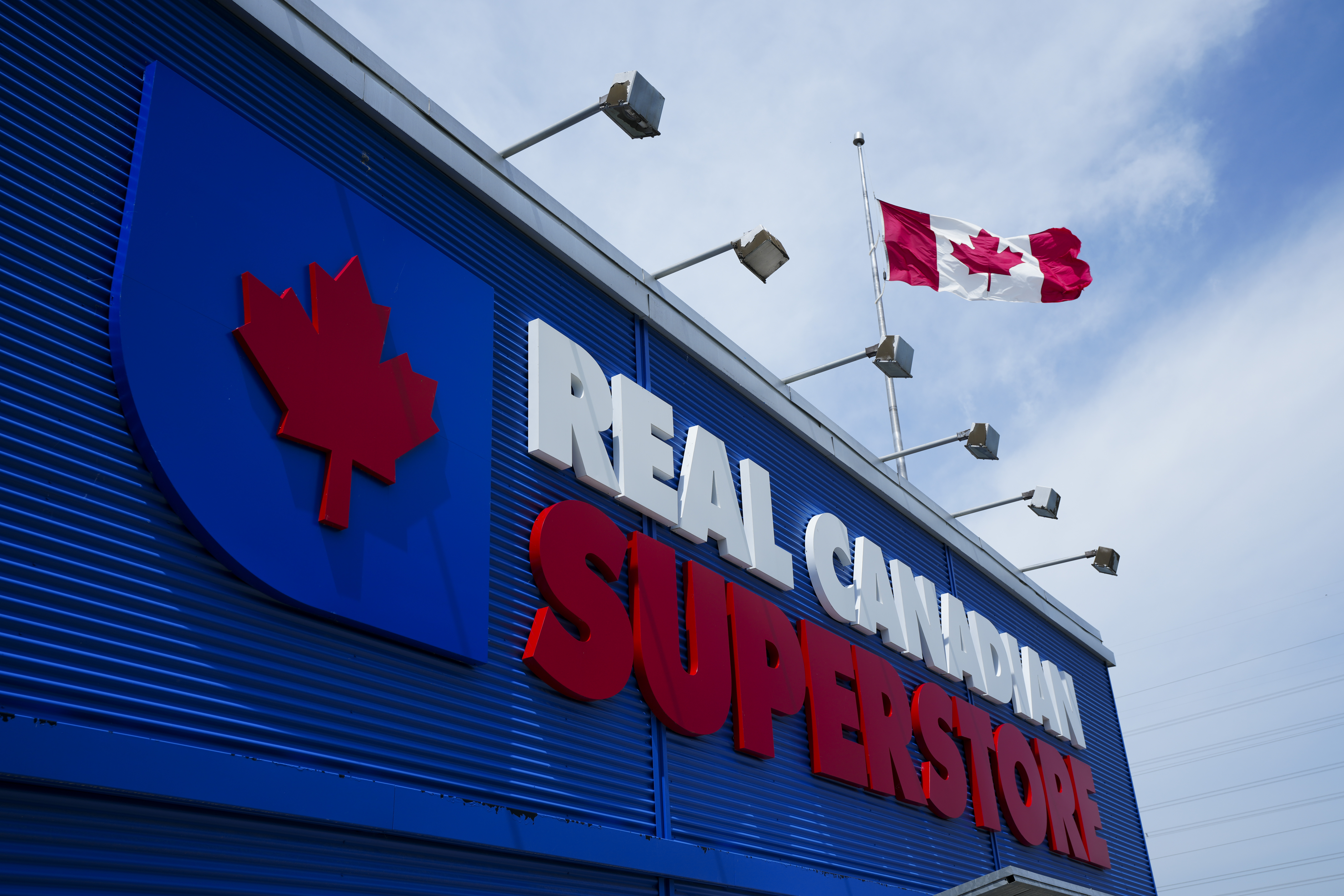 Real Canadian Superstore е глобен с 10 000 от Канадската