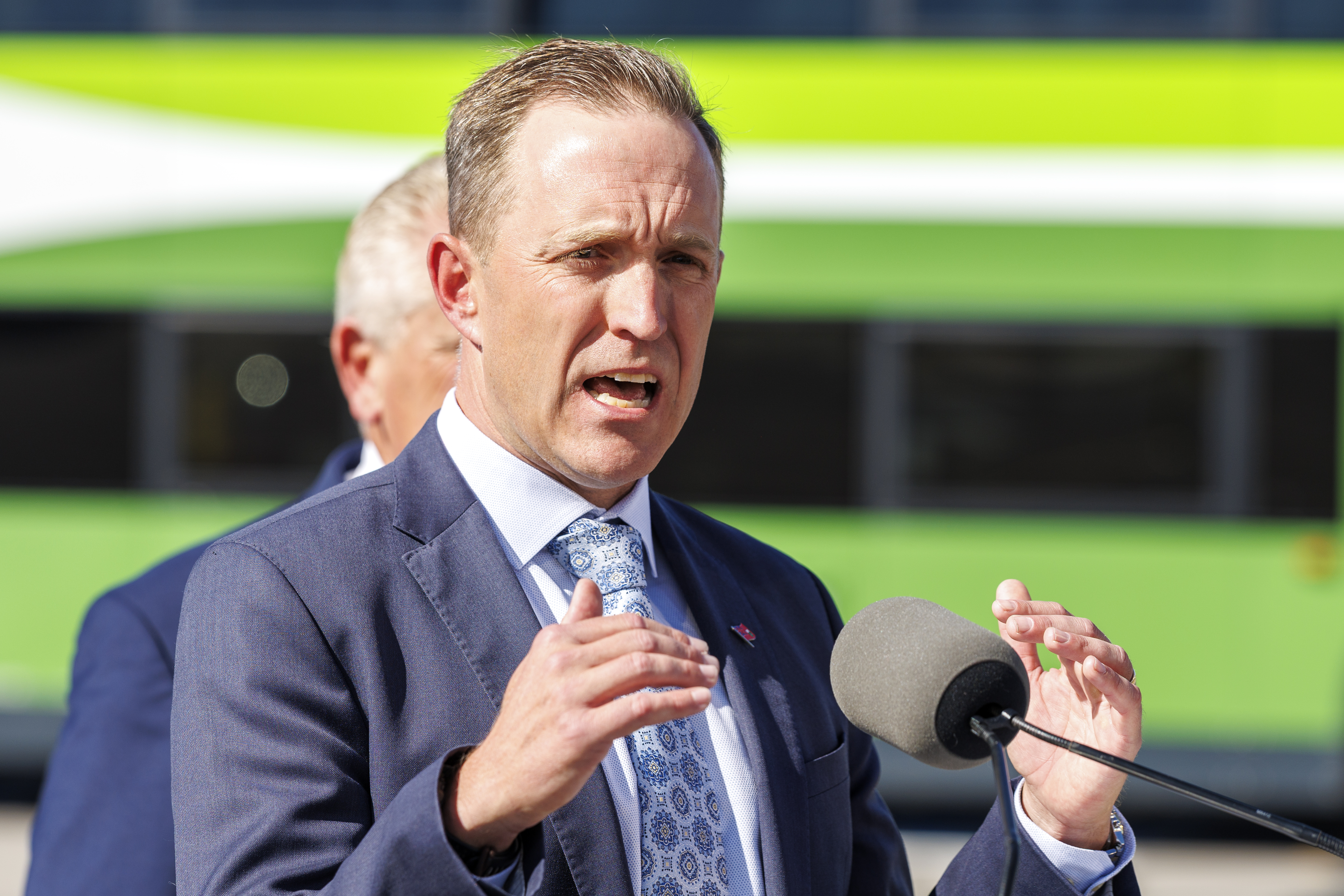 Главният изпълнителен директор на Metrolinx Майкъл Линдзи се извини за