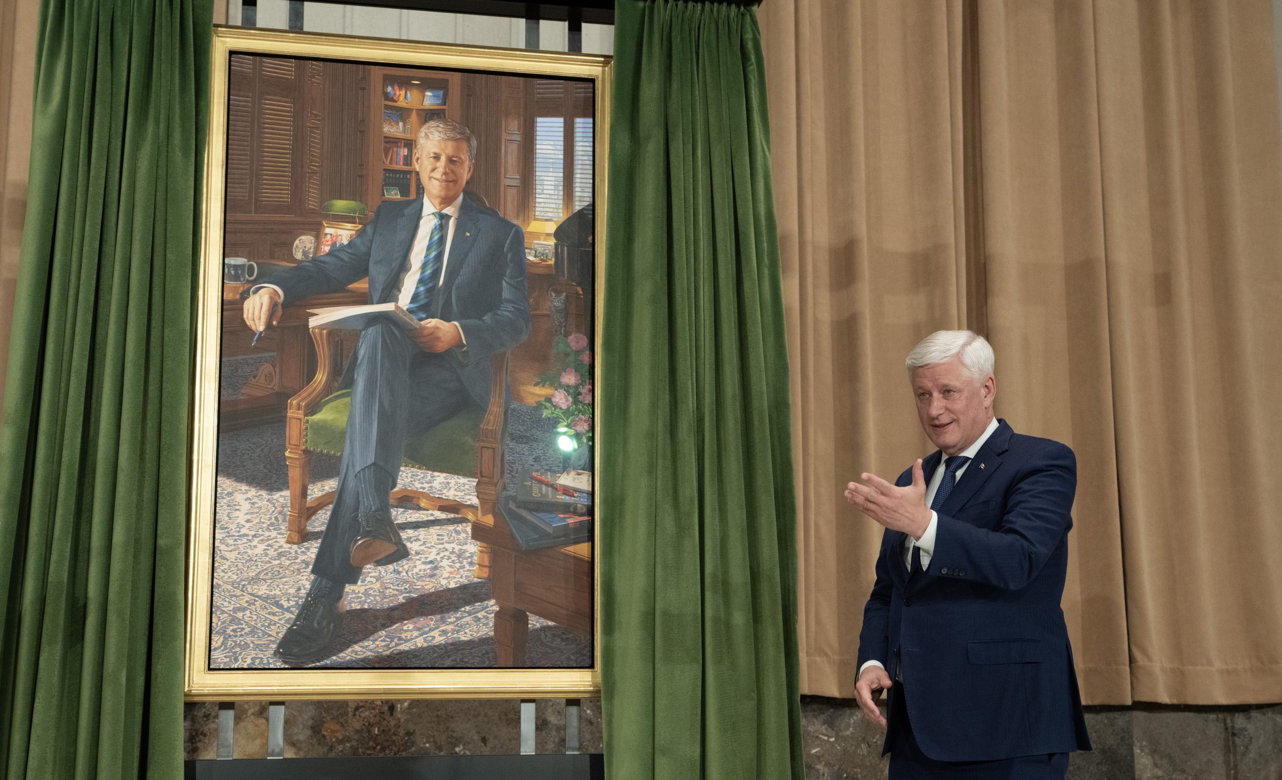 Официалният портрет на бившия премиер Стивън Харпър бе представен в Отава