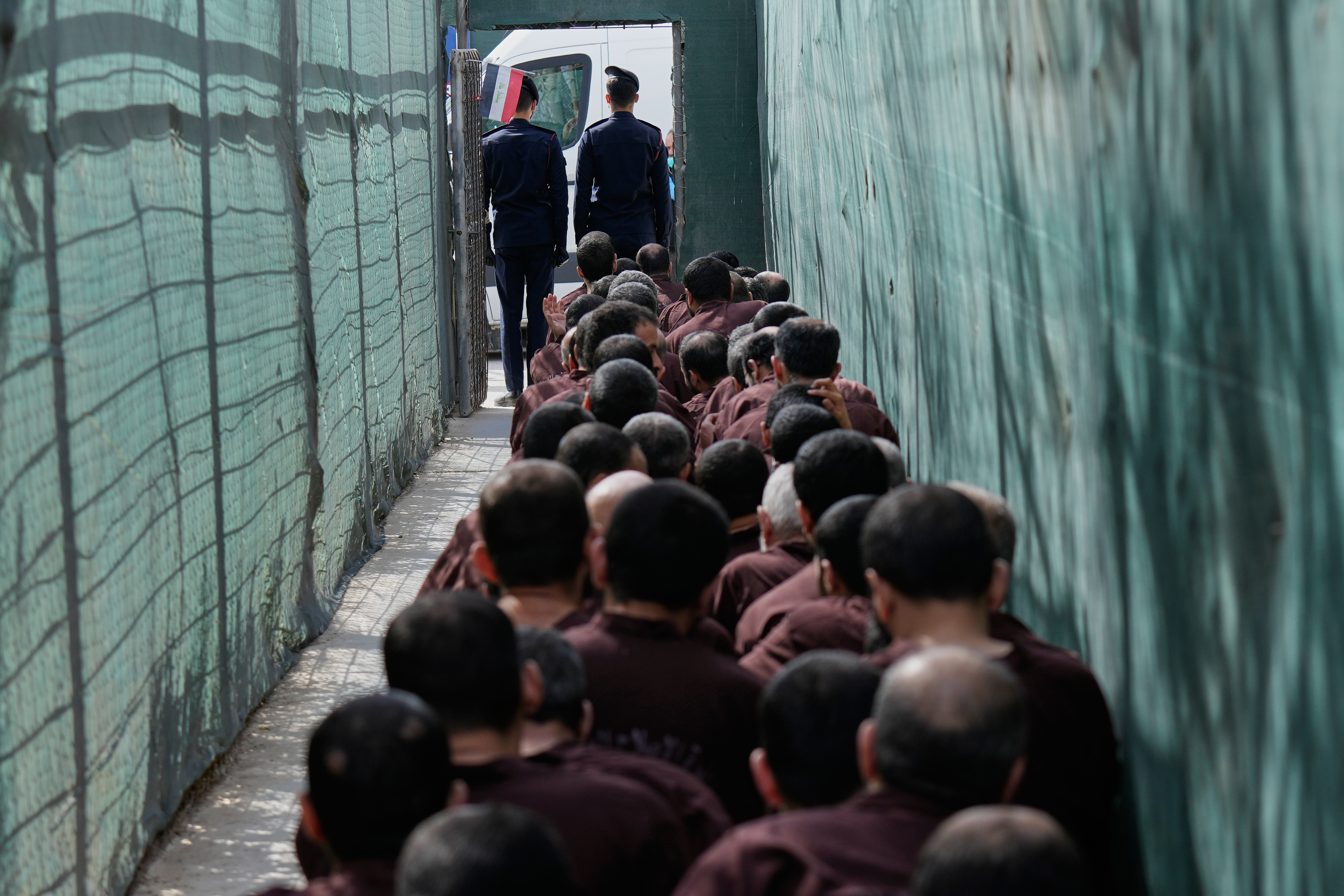 Канадци, обвинени в присъединяване към ISIS, се преместиха от Сирия в затвори в Ирак