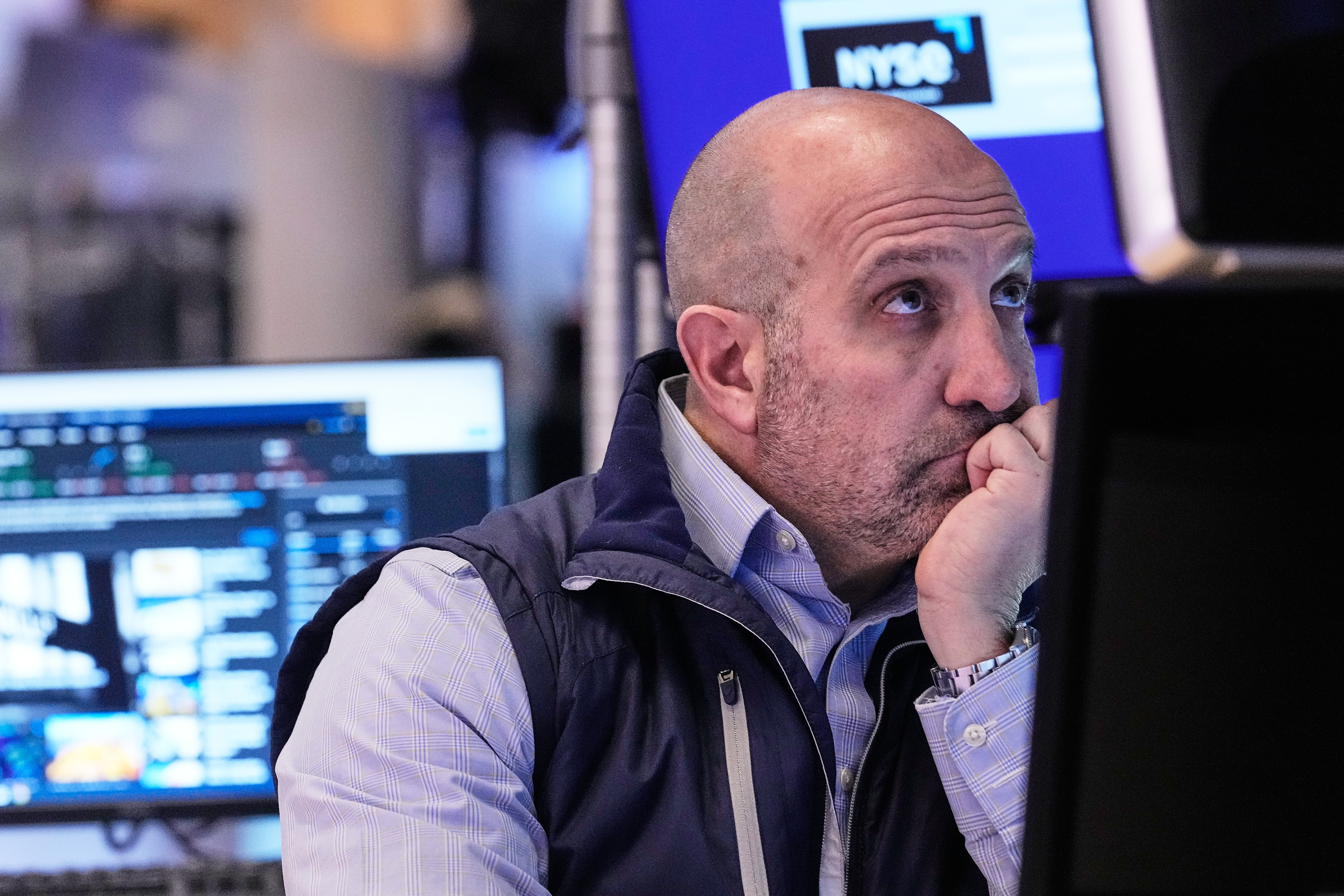 Фондовите пазари се връщат назад, тъй като всички погледи са насочени към икономическите данни и митата в САЩ