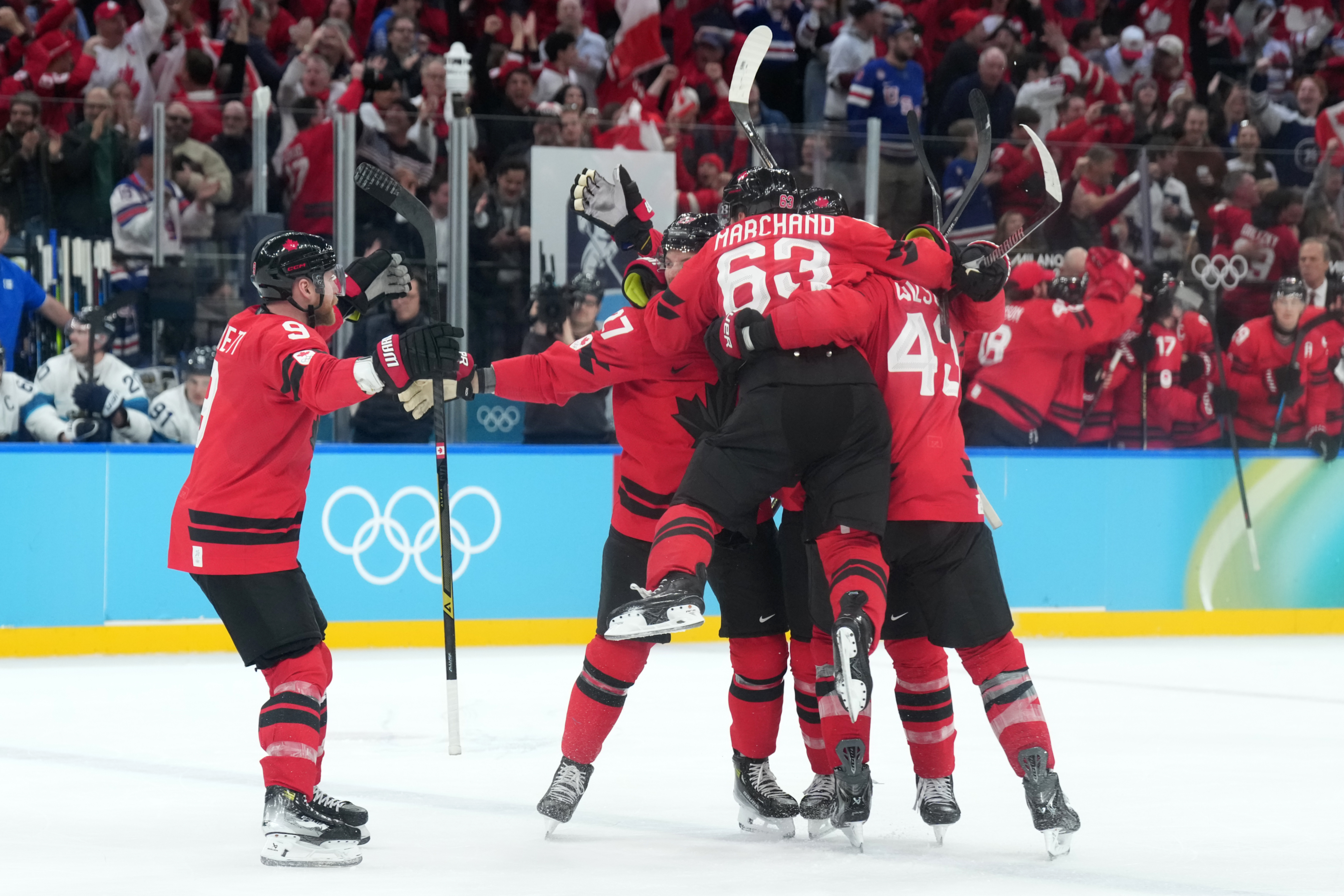 Баровете в Онтарио могат да отворят в 6 сутринта в неделя, за да бъдат домакини на партита за гледане на отбора на Канада