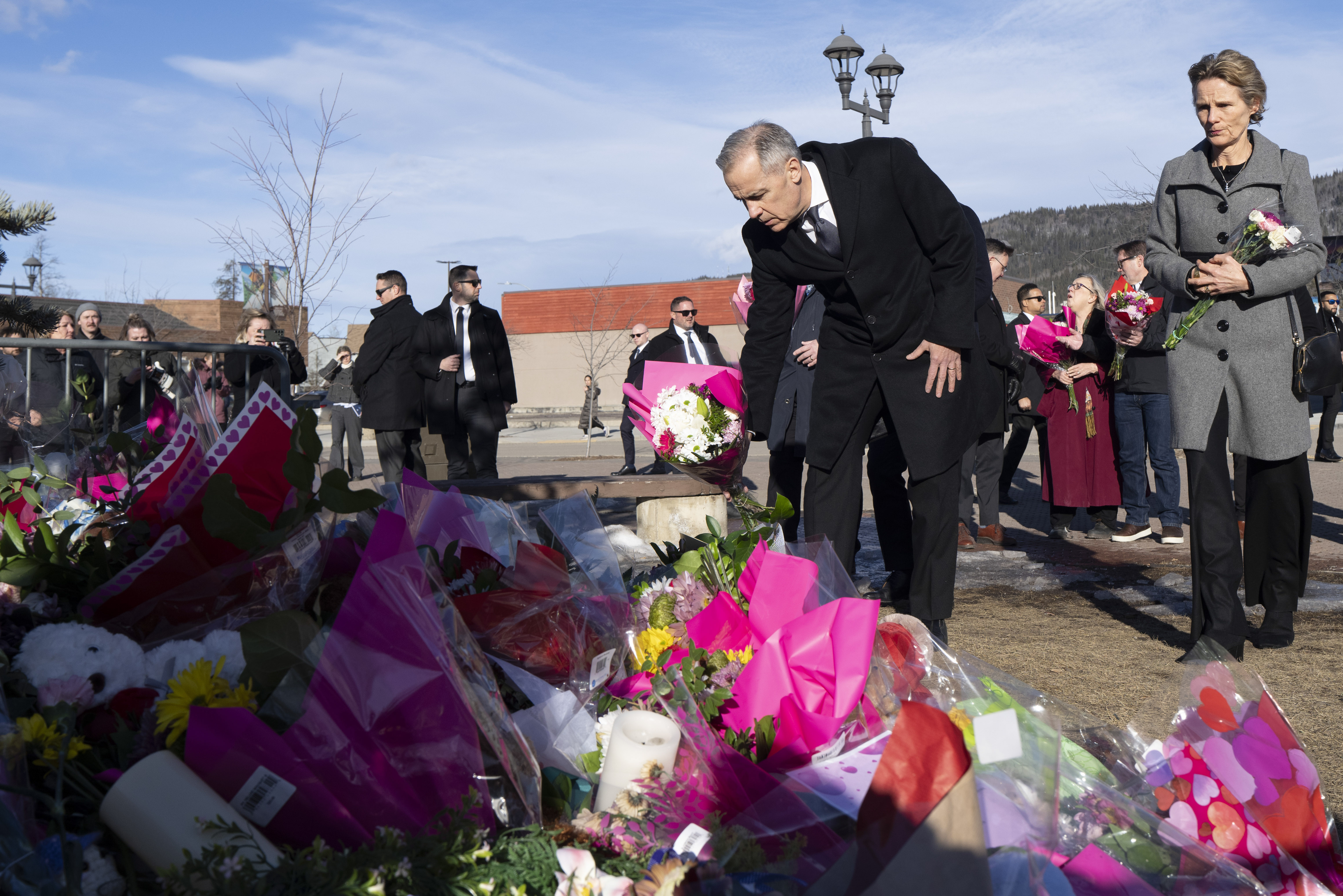 Карни се завръща в Б.К. за лунната Нова година една седмица след масовата стрелба