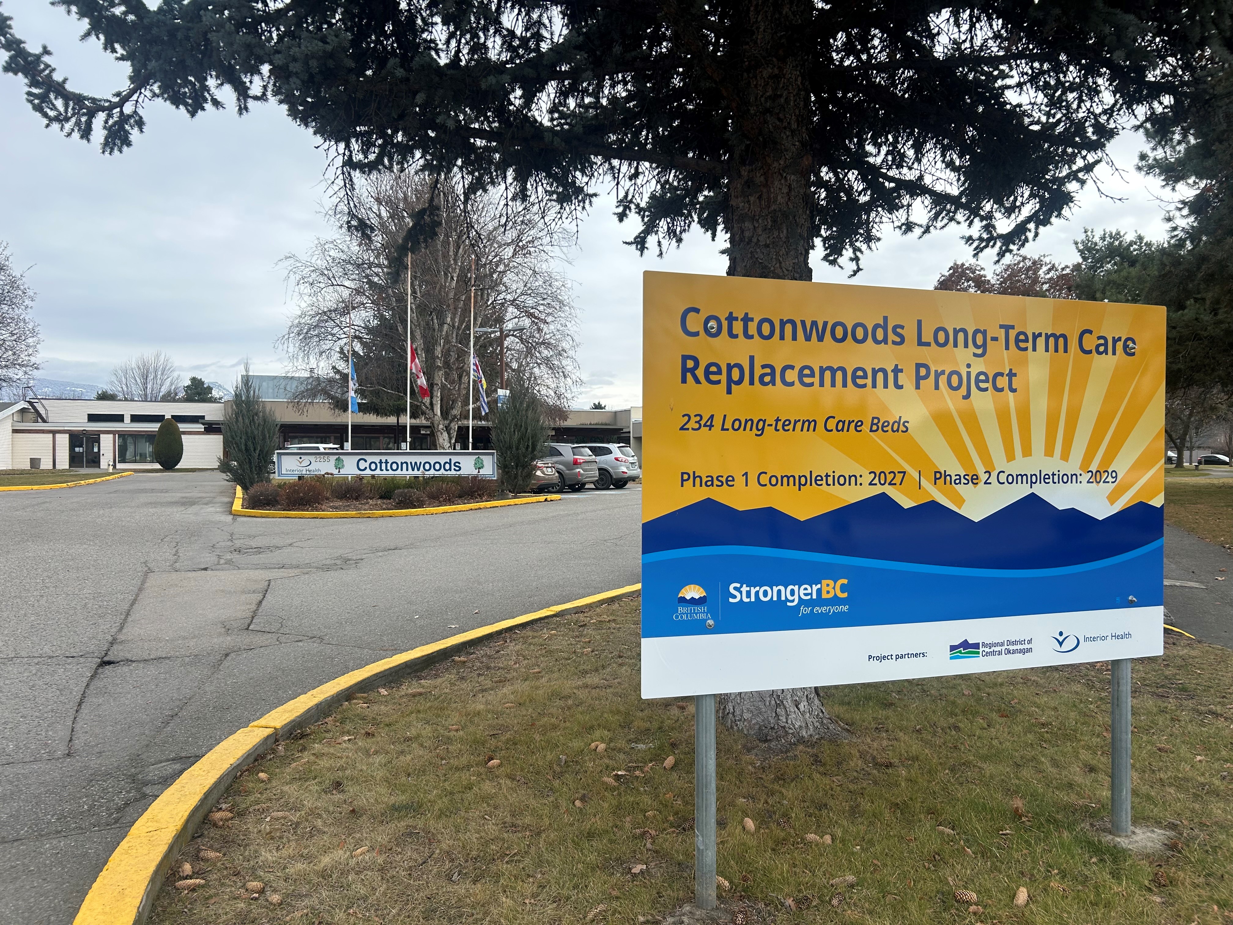 Правителствен знак пред дома за разширени грижи Cottonwoods в Келоуна