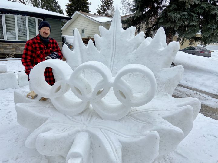 Всяка година Жак Сен Лоран създава снежна скулптура пред дома